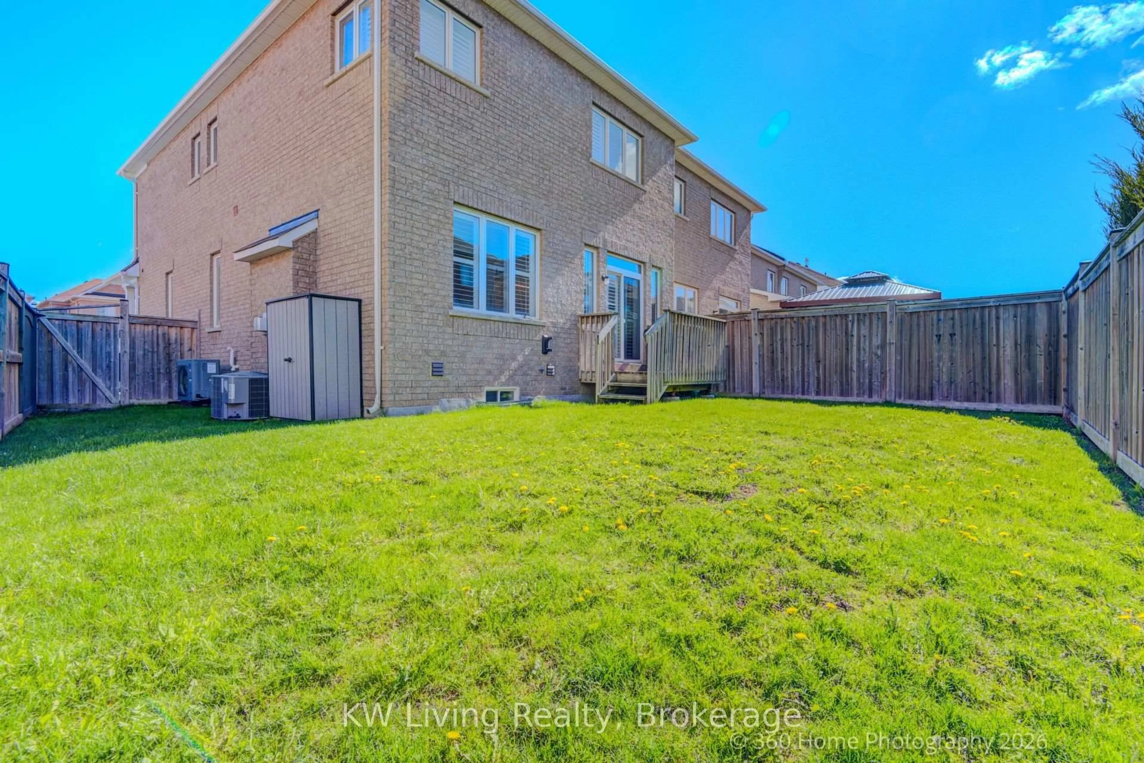 A pic from outside/outdoor area/front of a property/back of a property/a pic from drone, street for 37 Kellington Tr, Whitchurch-Stouffville Ontario L4A 1X6