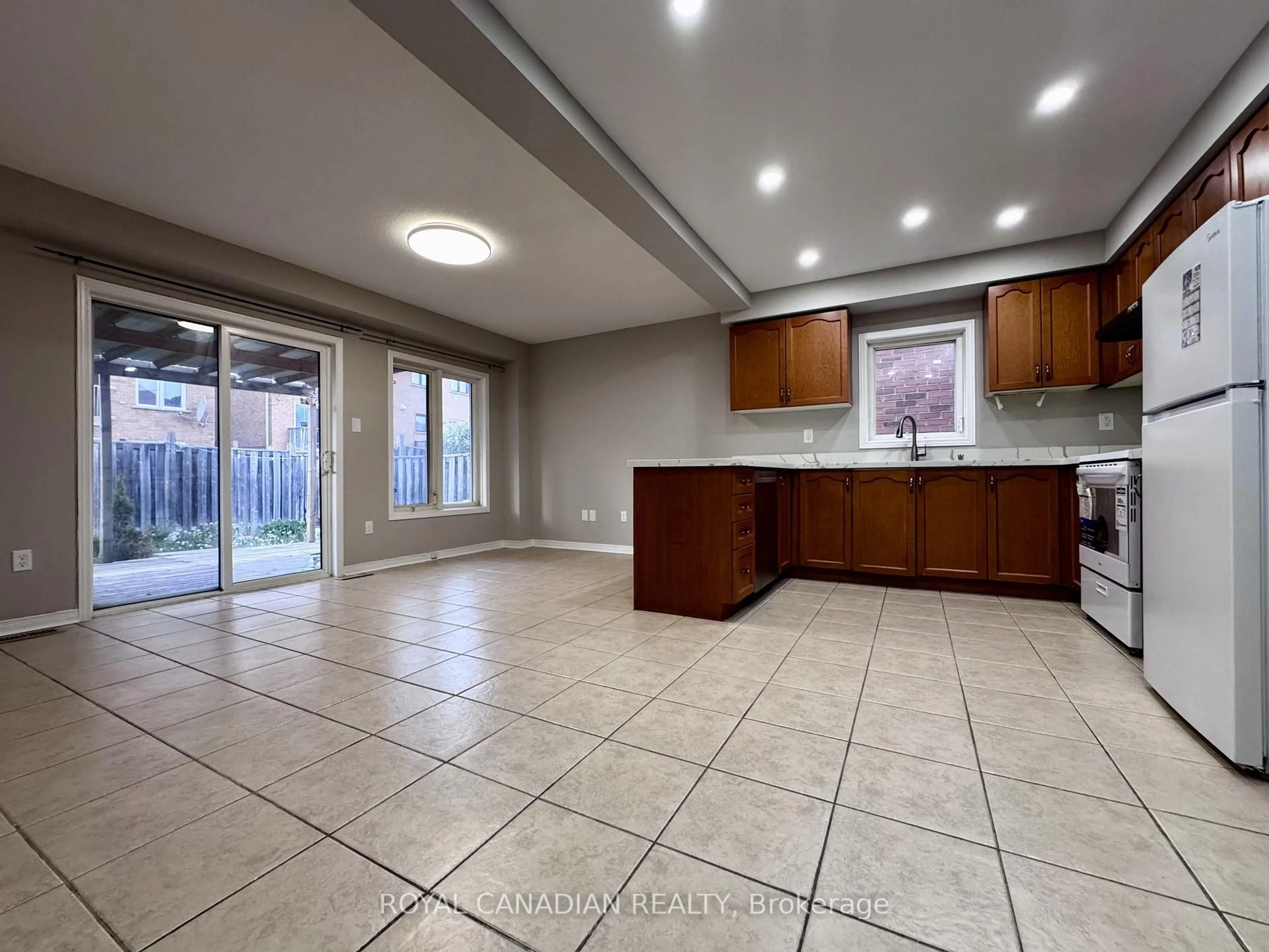 Open concept kitchen, ceramic/tile floor for 10 Guinevere Rd, Markham Ontario L3S 4S9