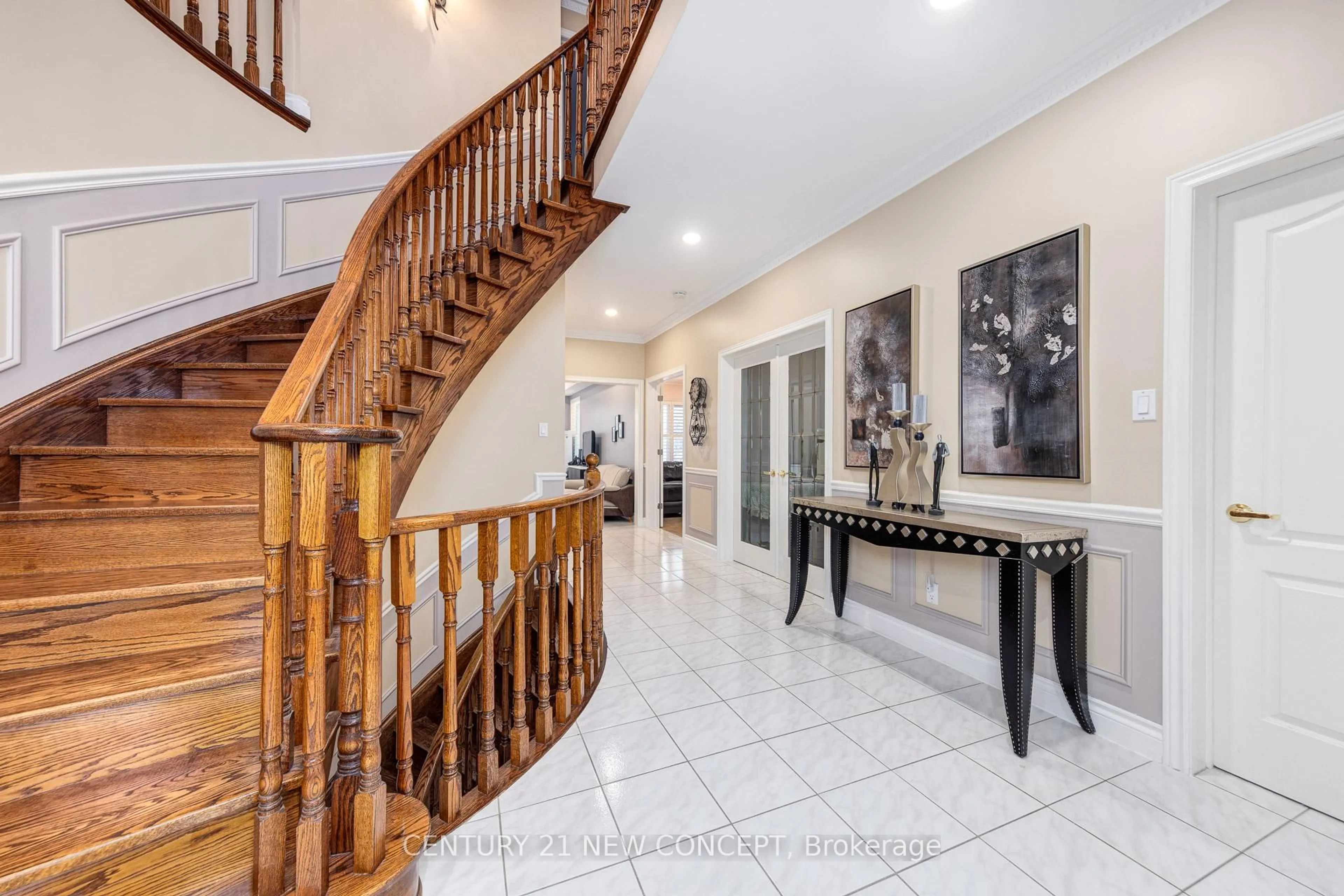 Indoor foyer for 38A Avonlea Pl, Richmond Hill Ontario L4B 3N8