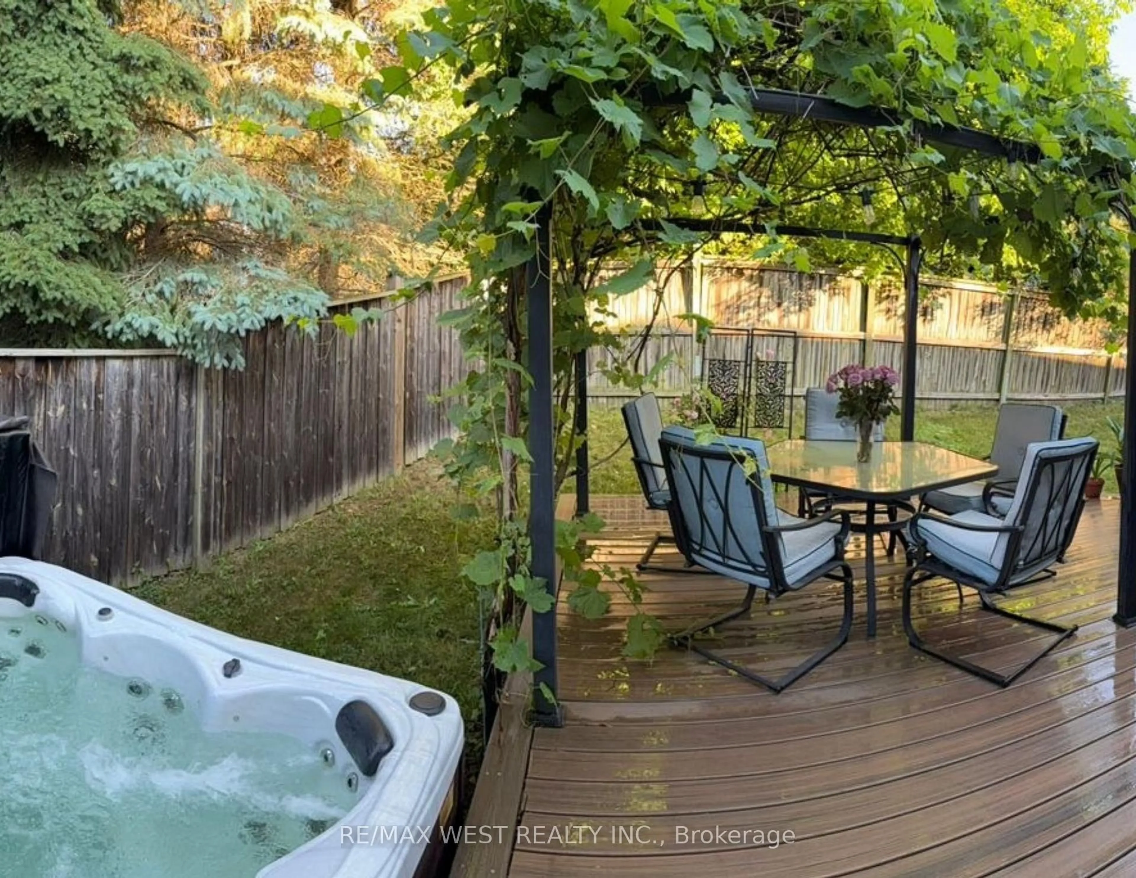 Unknown for 303 King St, East Gwillimbury Ontario L0G 1M0