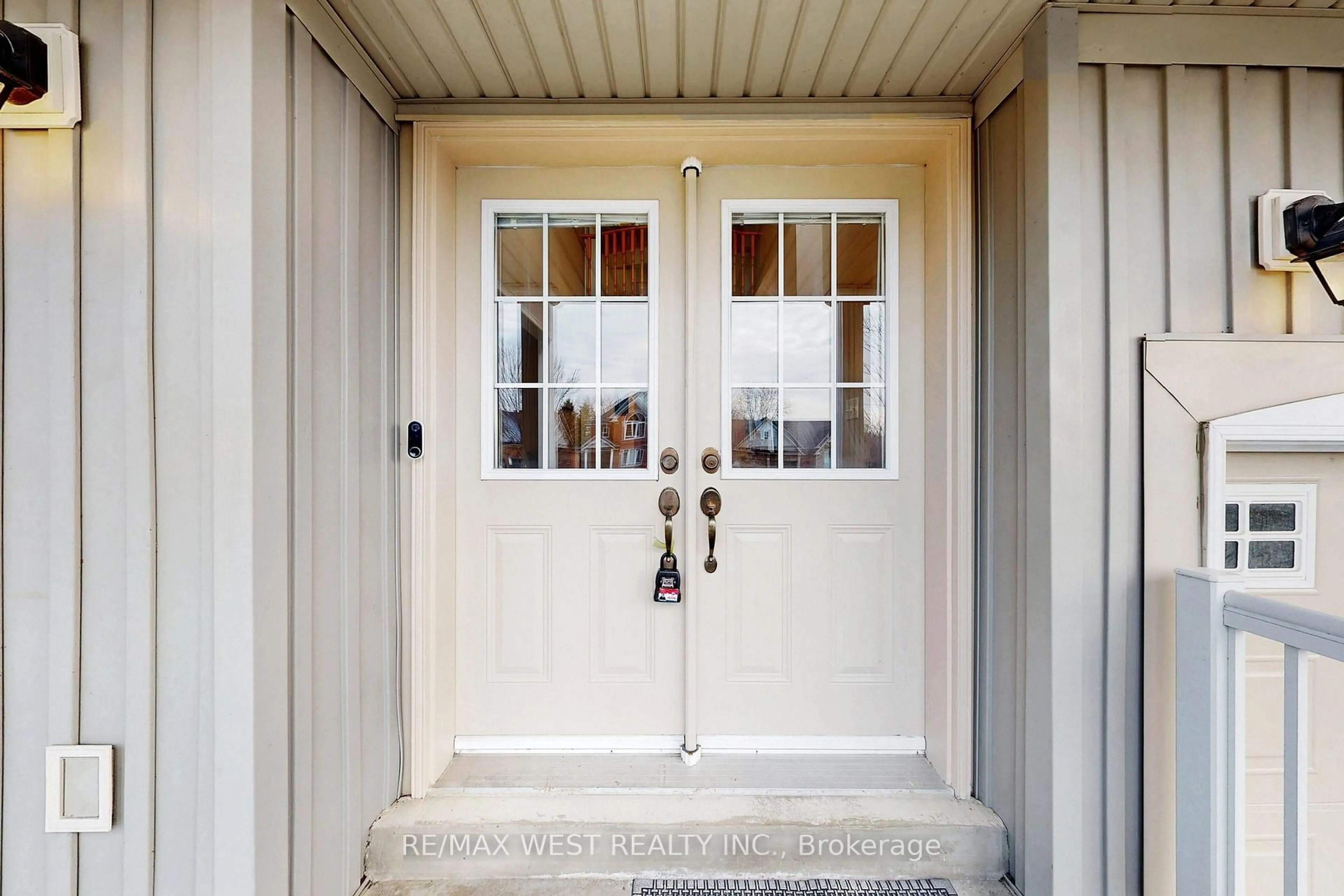 Unknown for 303 King St, East Gwillimbury Ontario L0G 1M0
