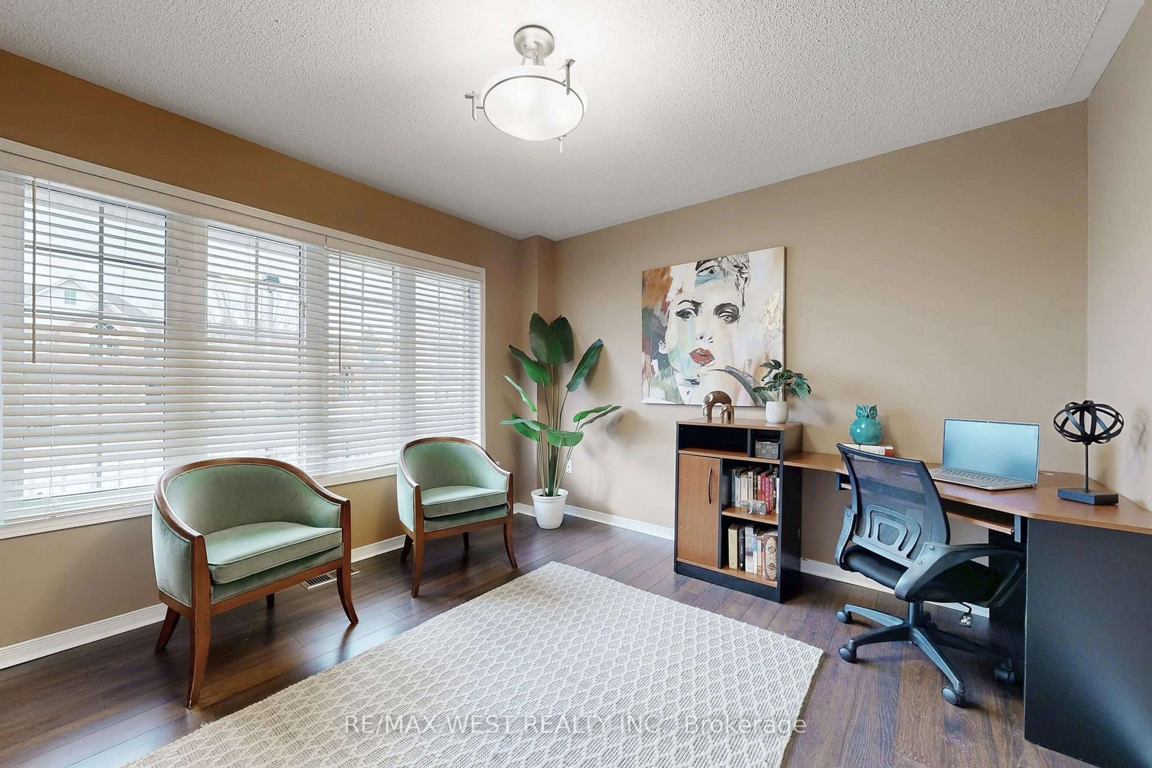 Unknown for 303 King St, East Gwillimbury Ontario L0G 1M0