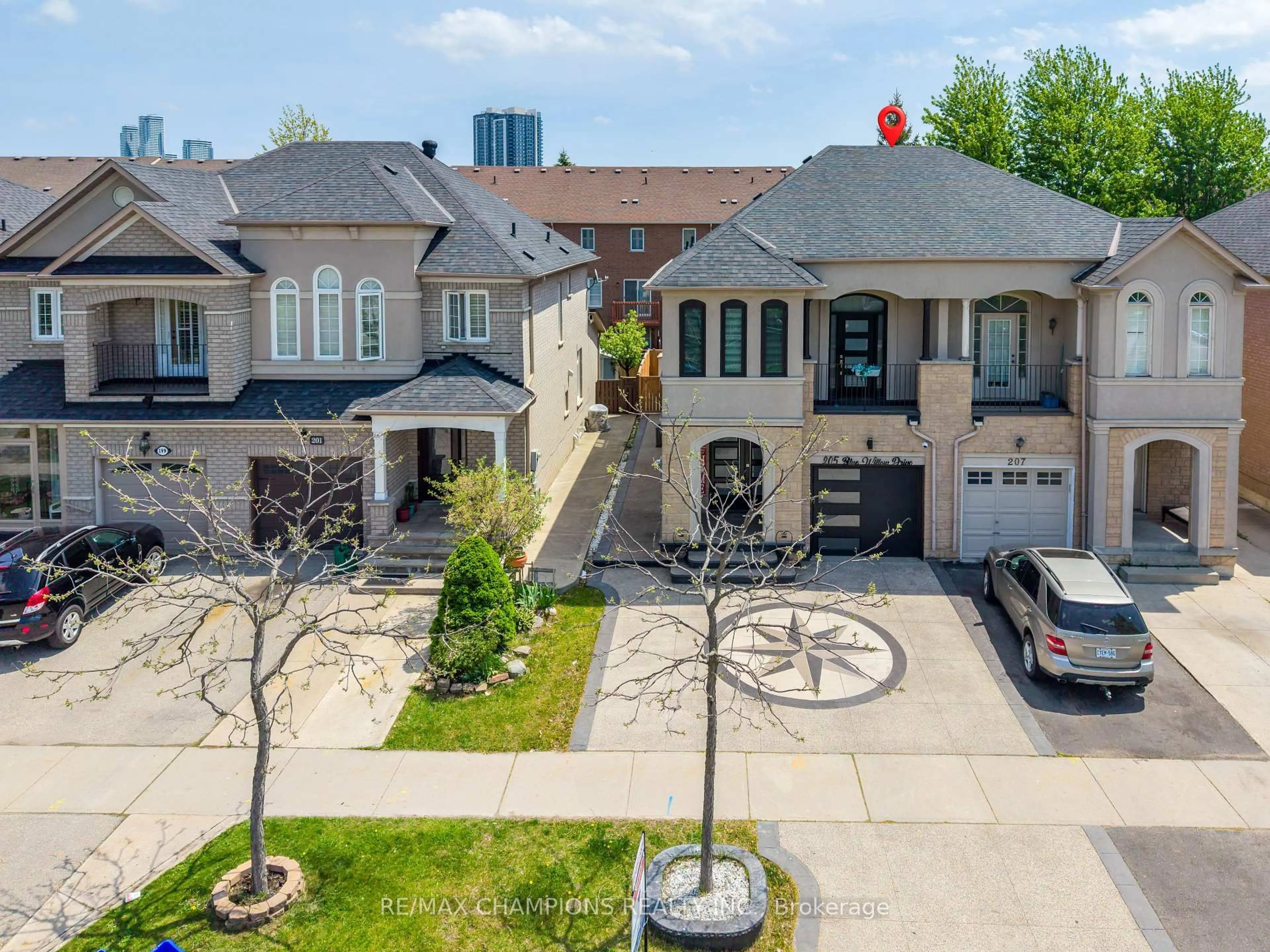 A pic from outside/outdoor area/front of a property/back of a property/a pic from drone, street for 205 Blue Willow Dr, Vaughan Ontario L4L 9E1