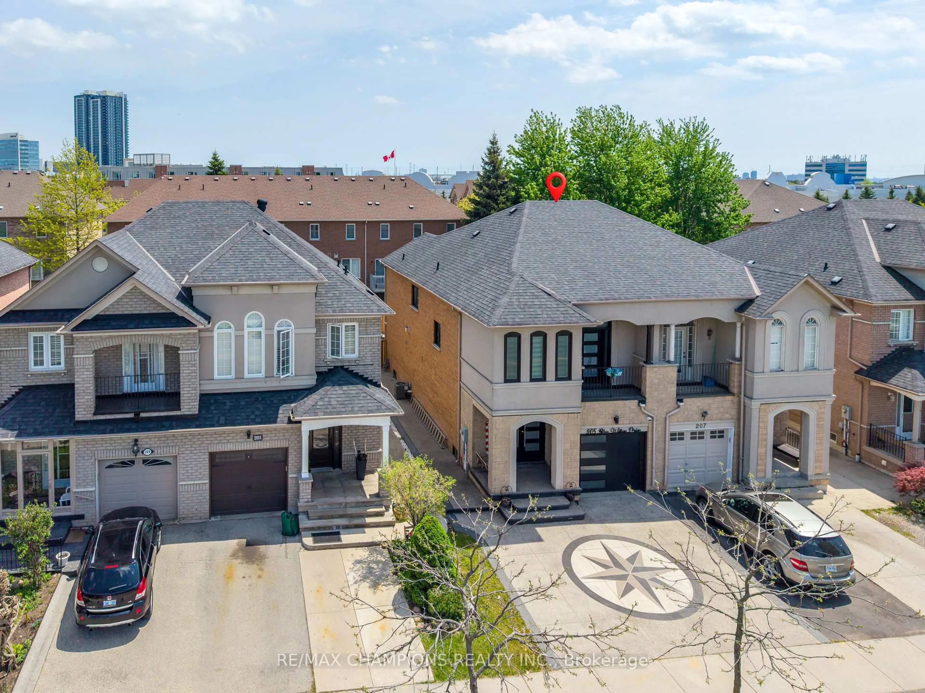 A pic from outside/outdoor area/front of a property/back of a property/a pic from drone, street for 205 Blue Willow Dr, Vaughan Ontario L4L 9E1