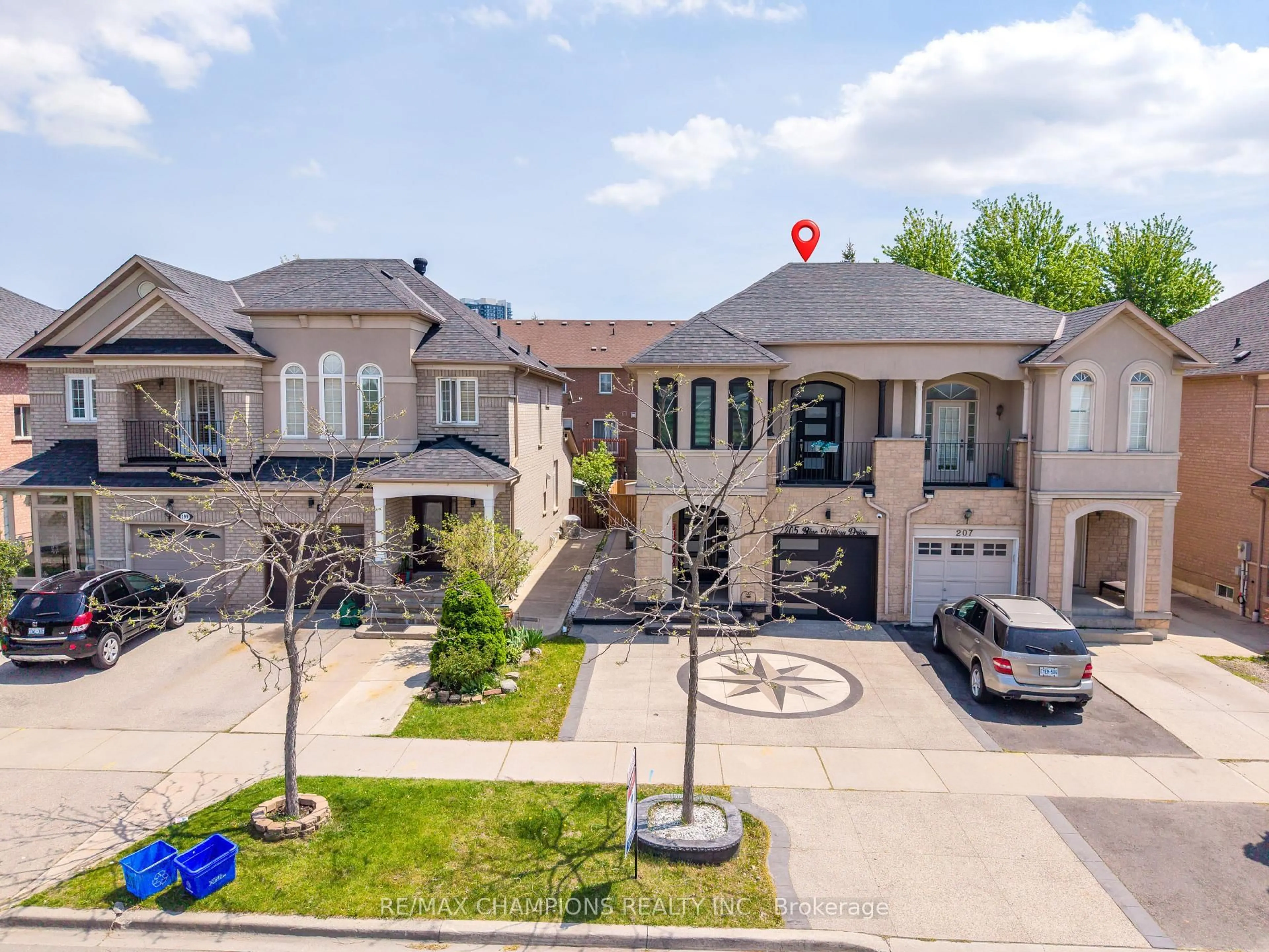 A pic from outside/outdoor area/front of a property/back of a property/a pic from drone, street for 205 Blue Willow Dr, Vaughan Ontario L4L 9E1
