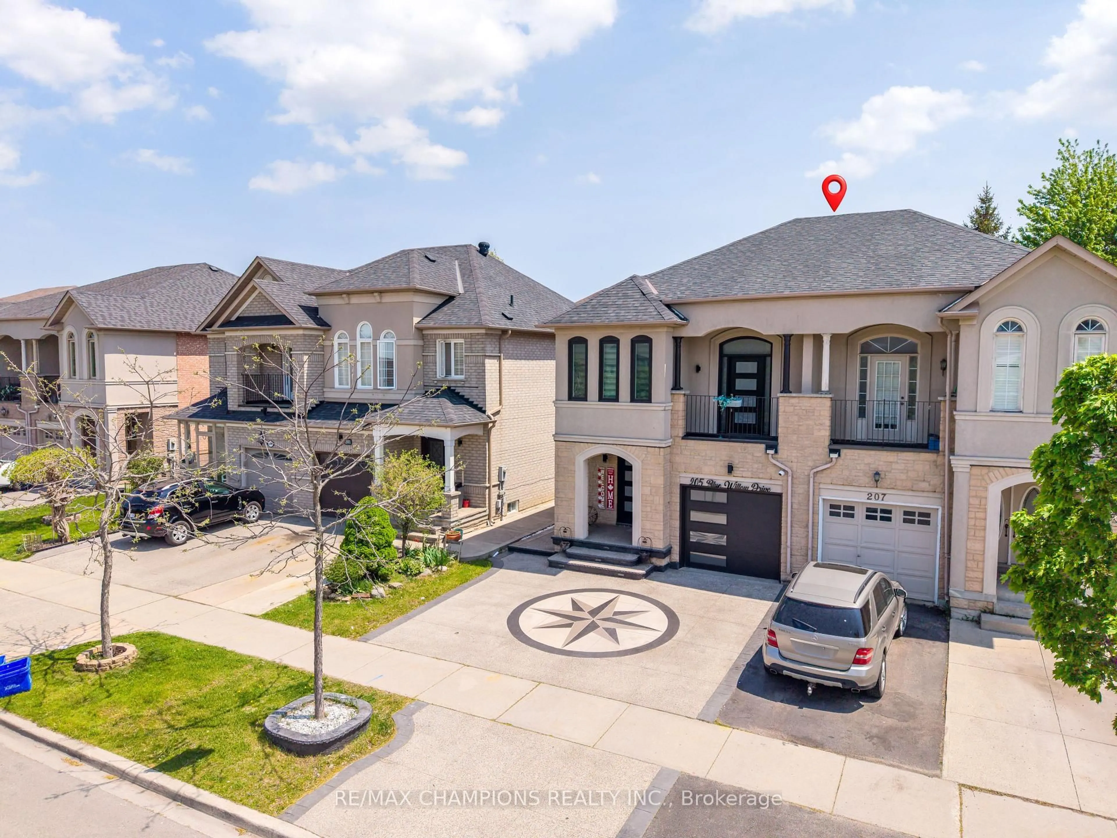 A pic from outside/outdoor area/front of a property/back of a property/a pic from drone, street for 205 Blue Willow Dr, Vaughan Ontario L4L 9E1