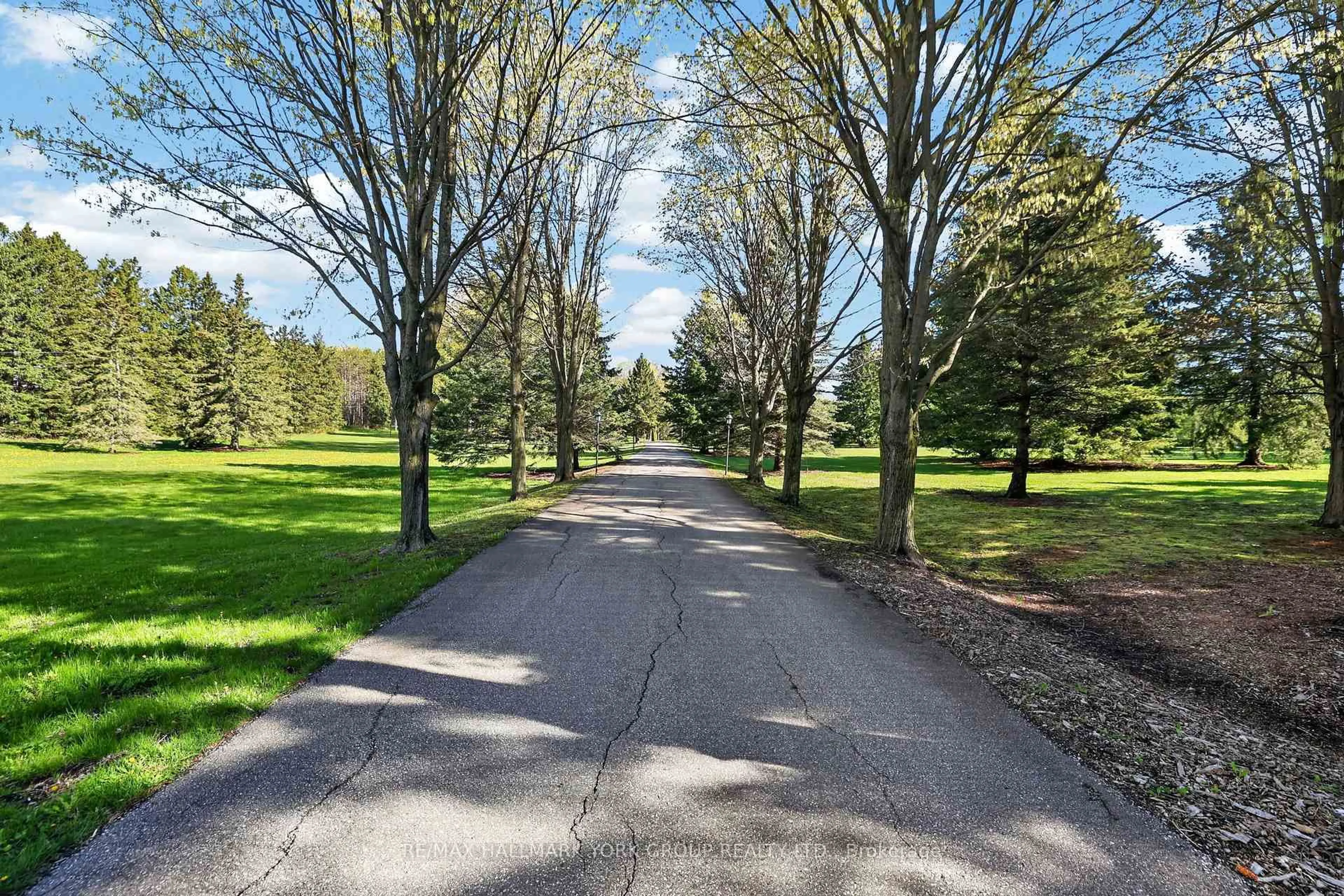 Patio, street for 1020 18th Sdrd, King Ontario L7B 1K5