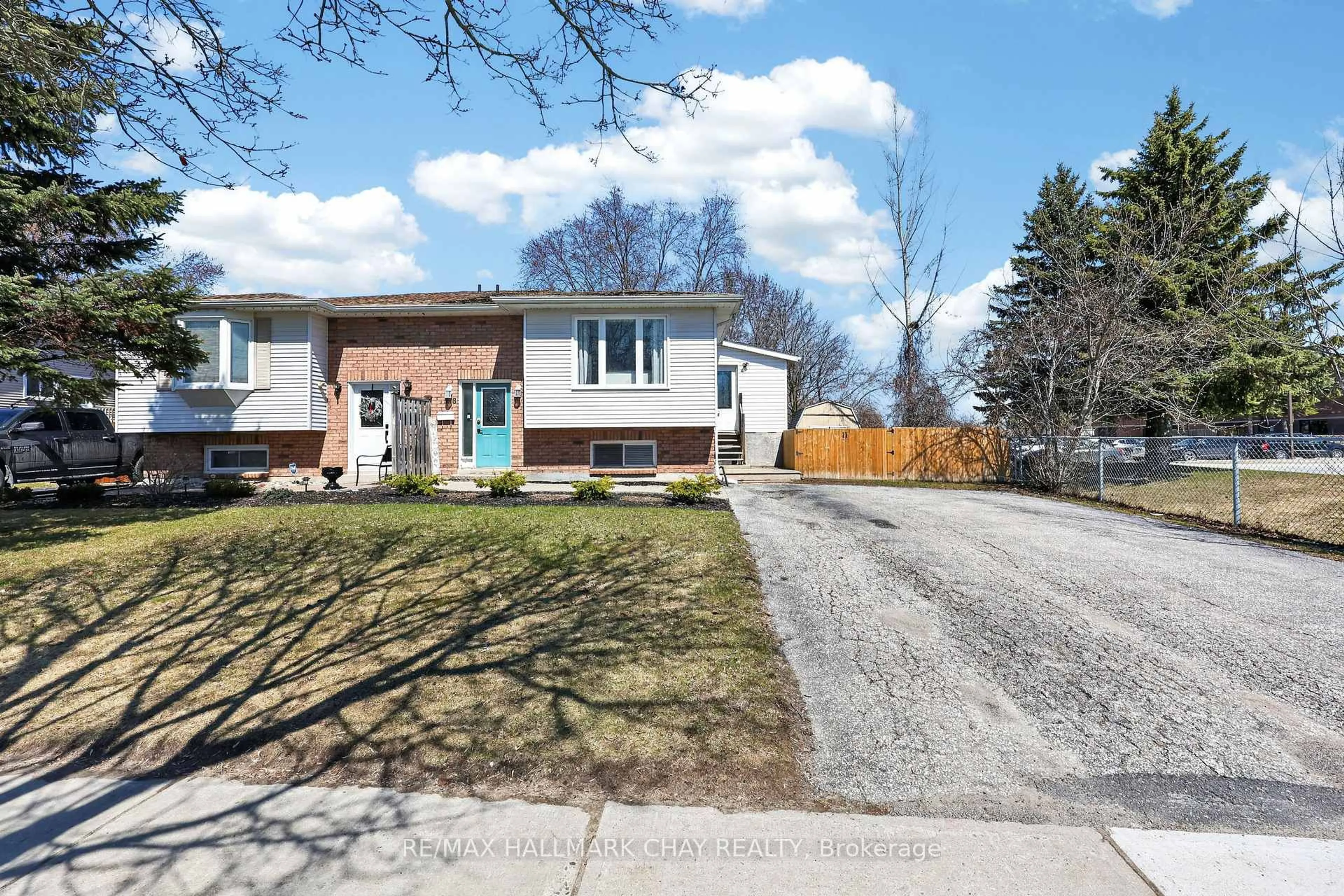 A pic from outside/outdoor area/front of a property/back of a property/a pic from drone, street for 58 Biscayne Blvd, Georgina Ontario L4P 3M8
