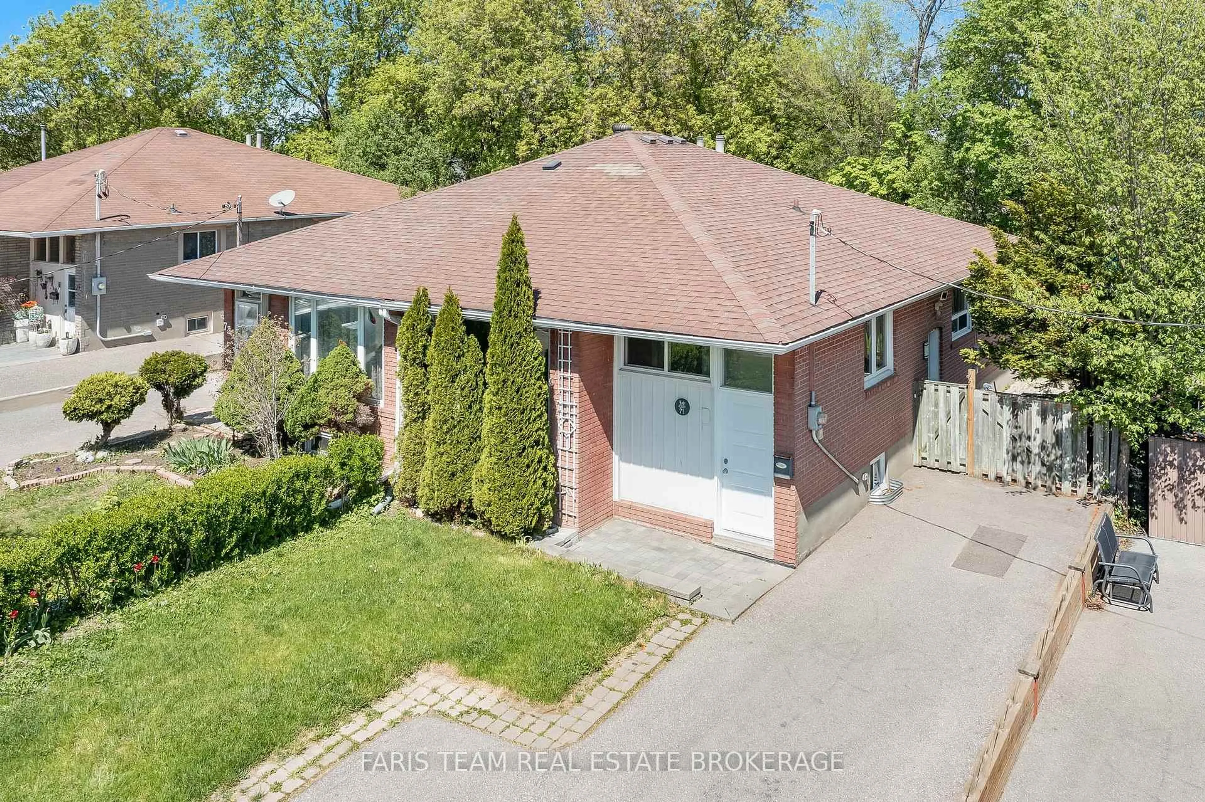 A pic from outside/outdoor area/front of a property/back of a property/a pic from drone, street for 71 Harrison Dr, Newmarket Ontario L3Y 4P3