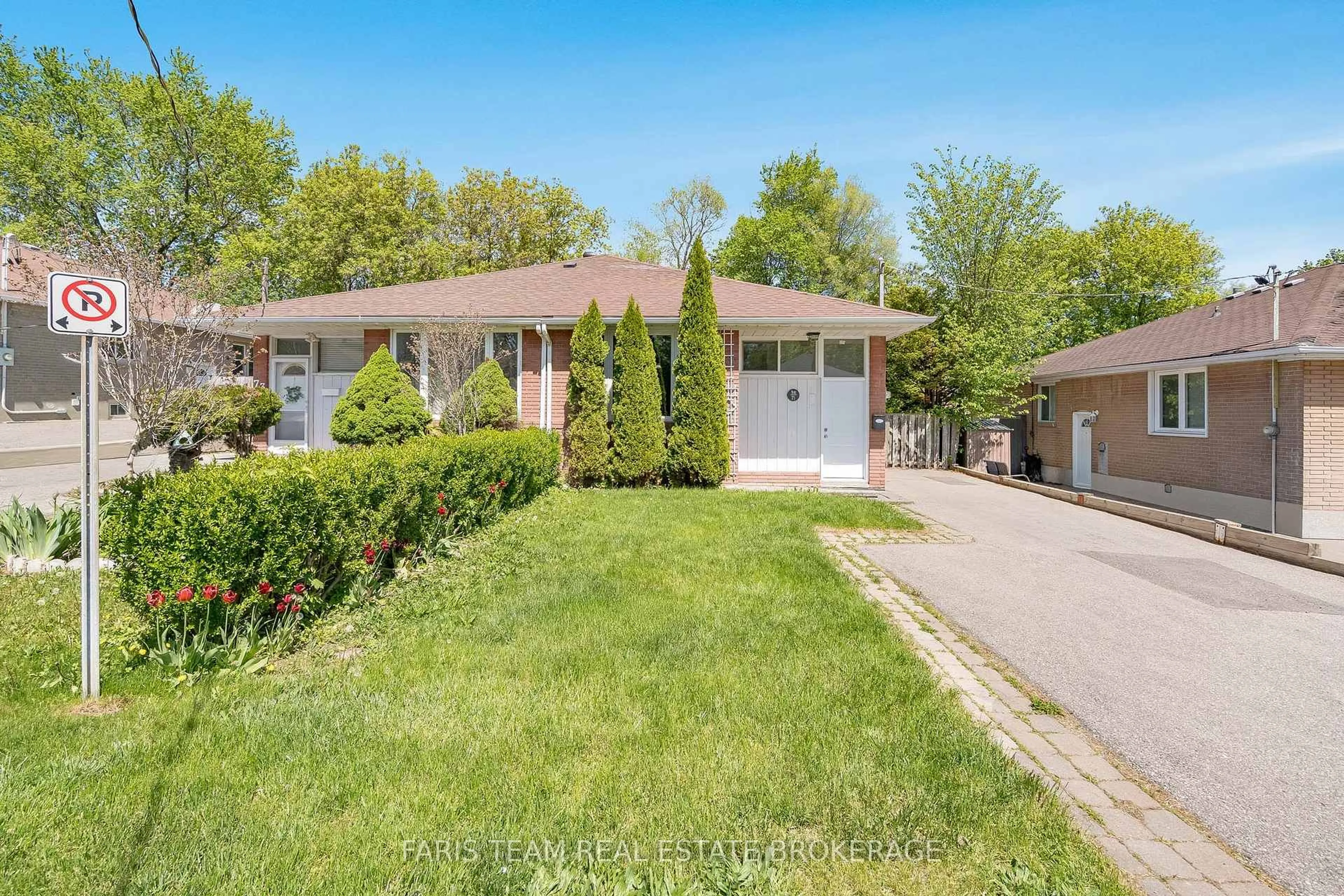 Home with brick exterior material, street for 71 Harrison Dr, Newmarket Ontario L3Y 4P3