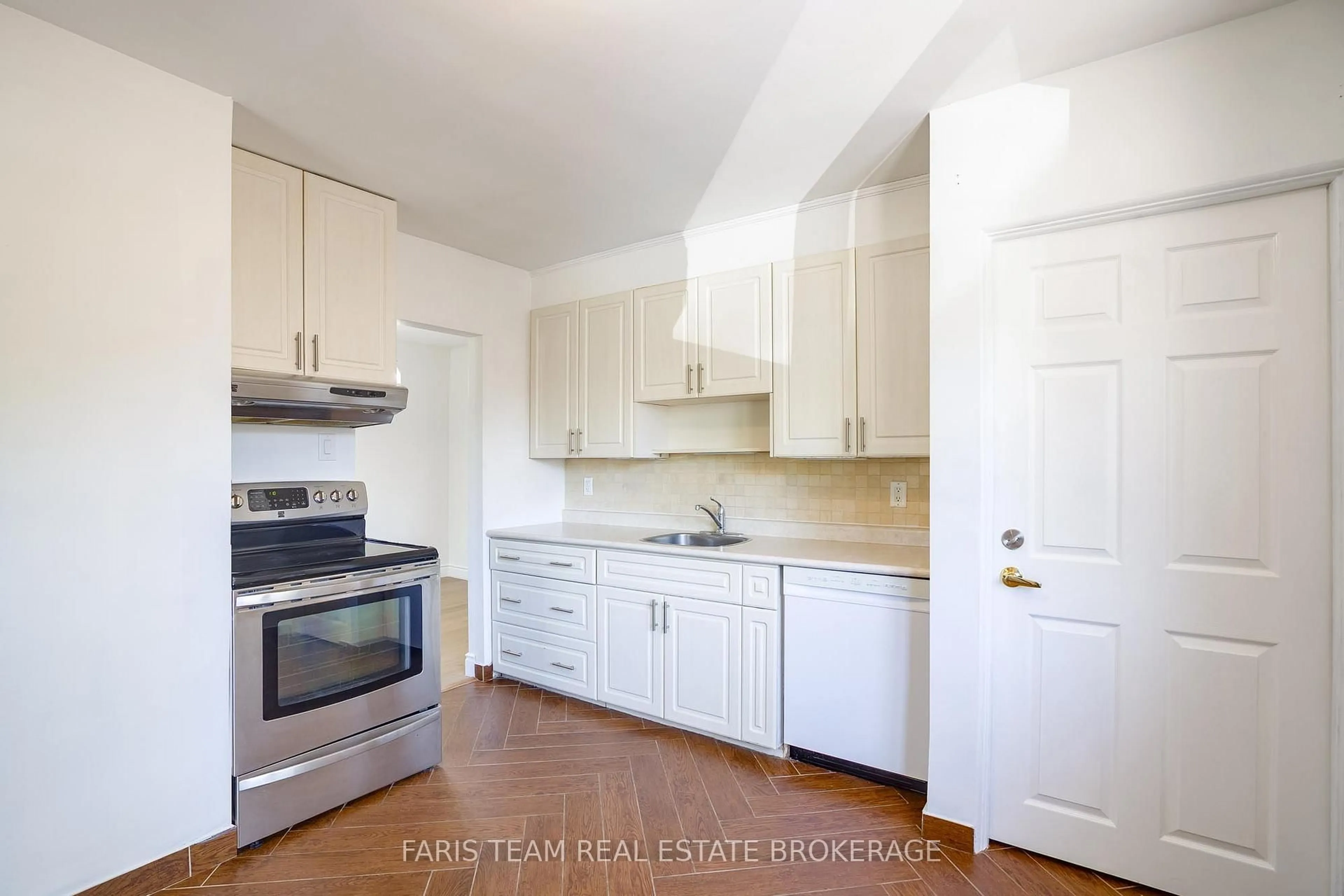 Standard kitchen, unknown for 71 Harrison Dr, Newmarket Ontario L3Y 4P3
