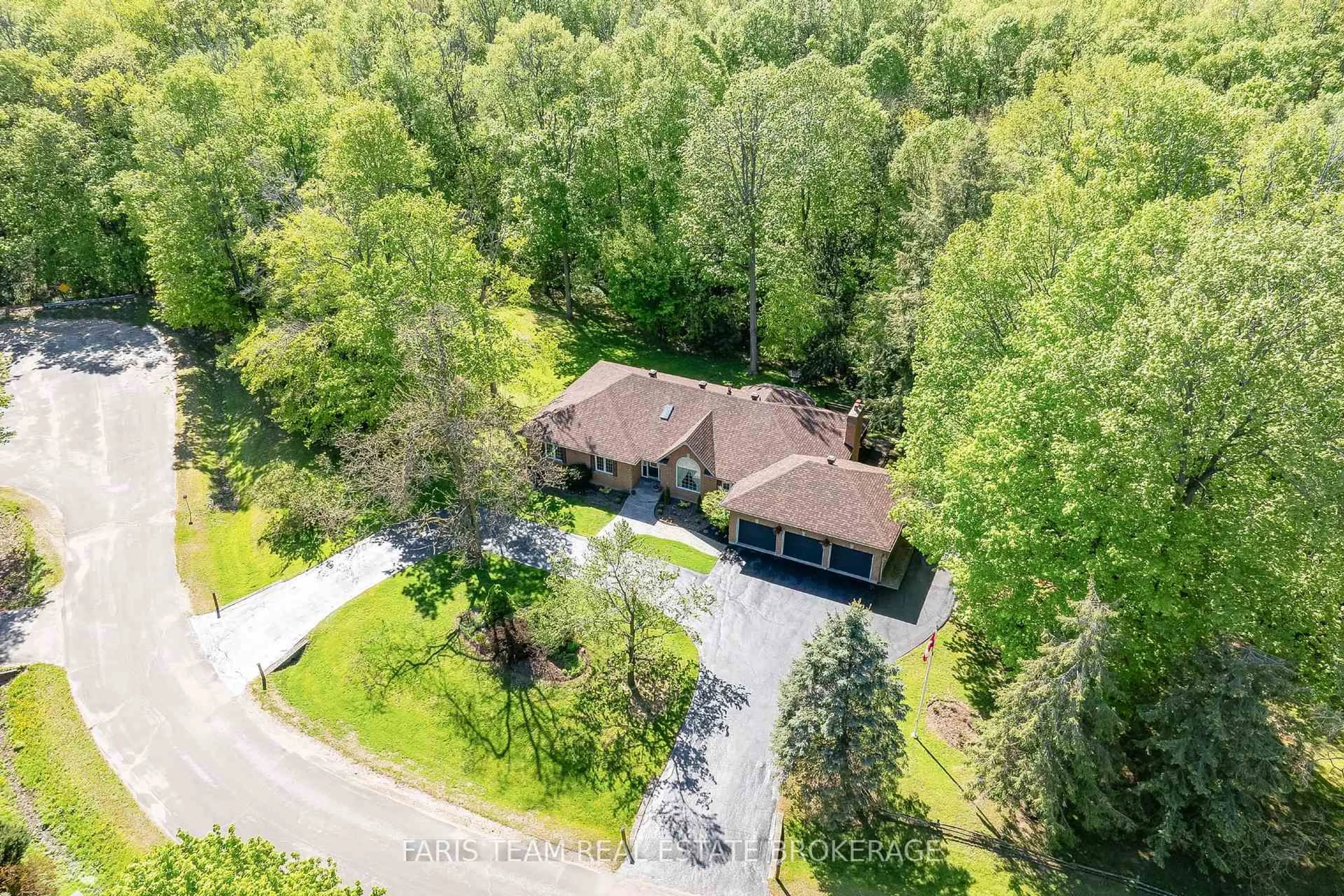 A pic from outside/outdoor area/front of a property/back of a property/a pic from drone, forest/trees view for 2088 Wilkinson St, Innisfil Ontario L9S 1X3