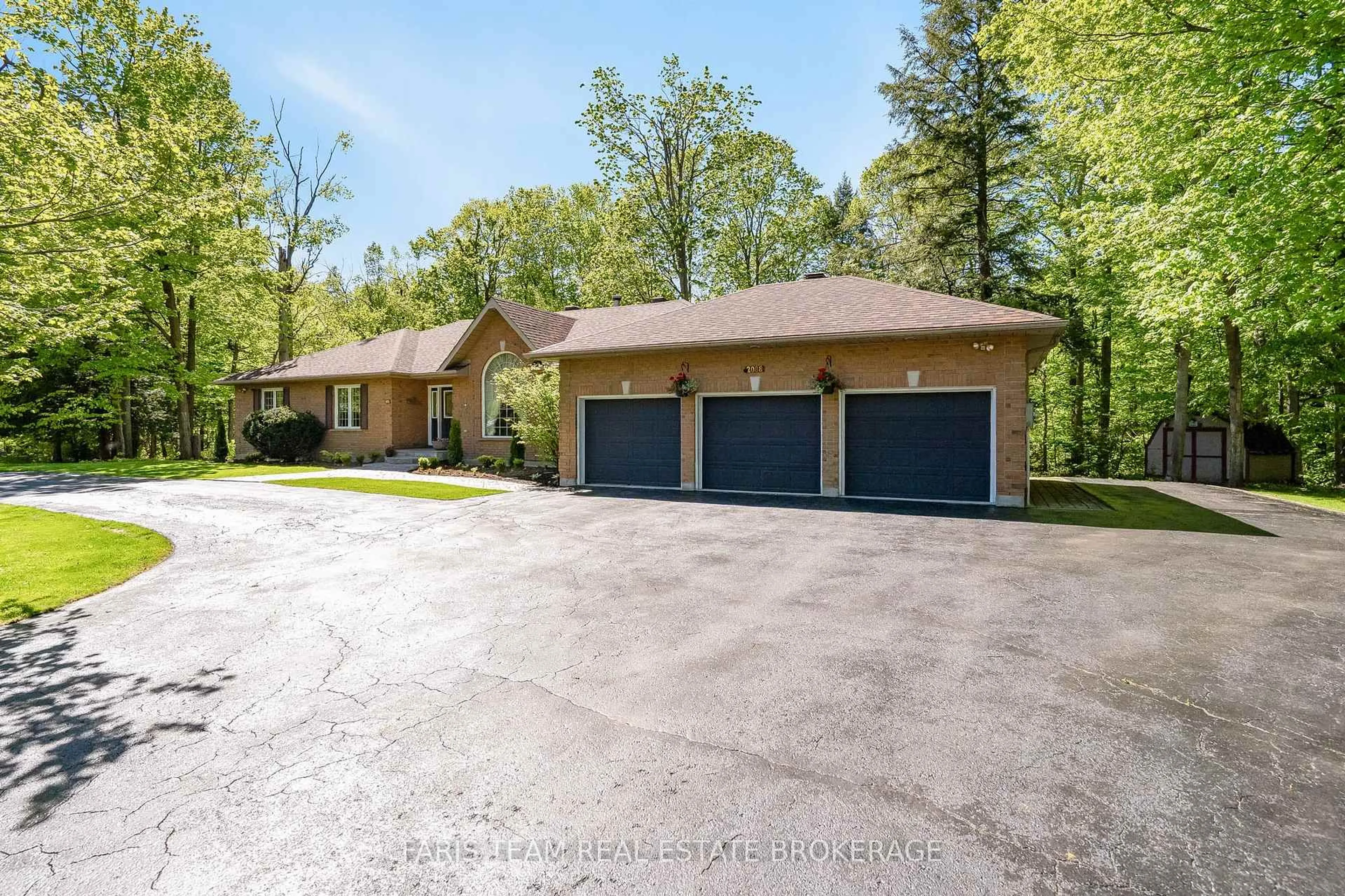 A pic from outside/outdoor area/front of a property/back of a property/a pic from drone, unknown for 2088 Wilkinson St, Innisfil Ontario L9S 1X3