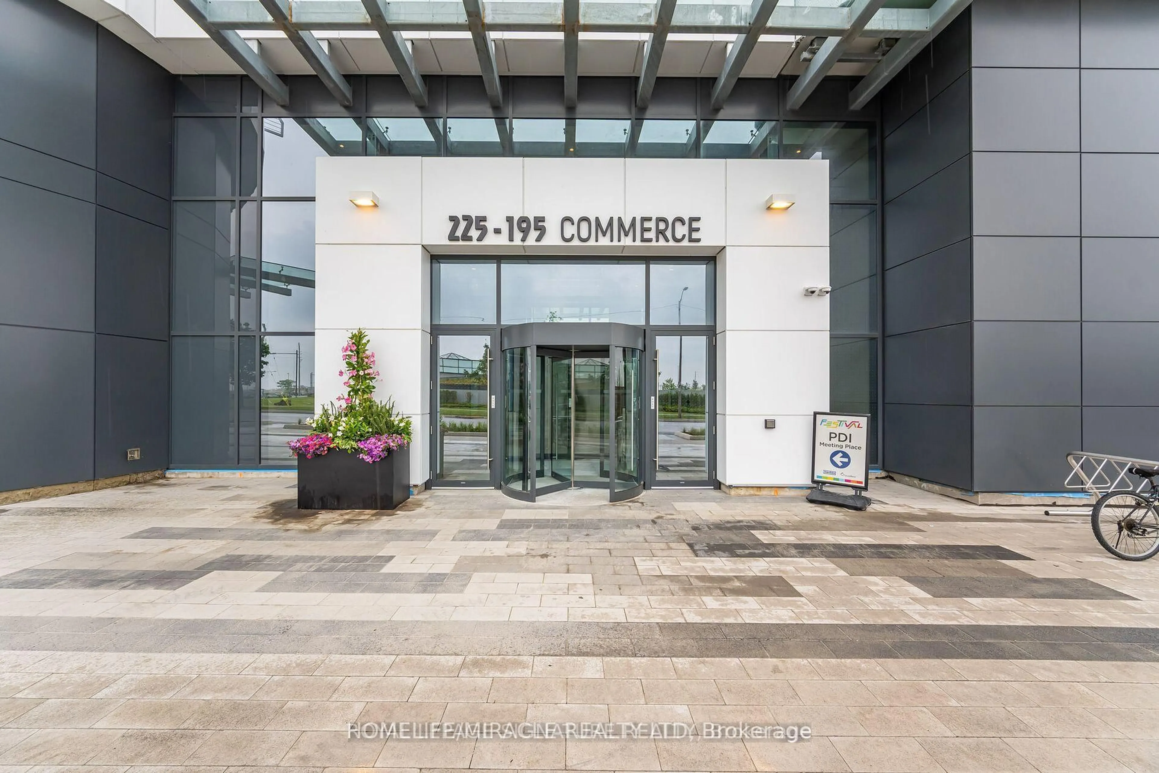 Indoor foyer for 195 Commerce St #1003, Vaughan Ontario L4K 0P9