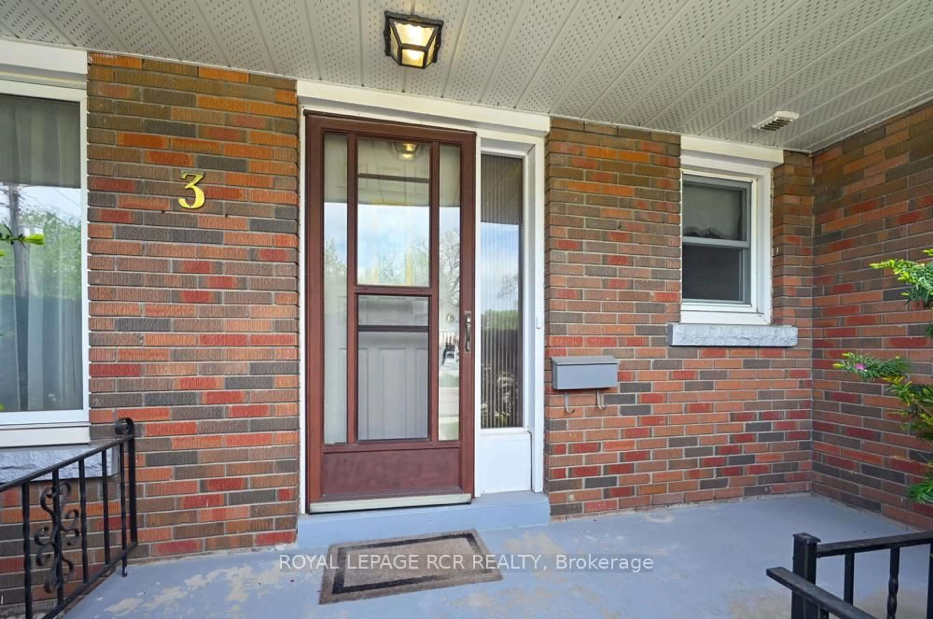 Indoor entryway for 3 Sullivan Dr, New Tecumseth Ontario L0G 1W0