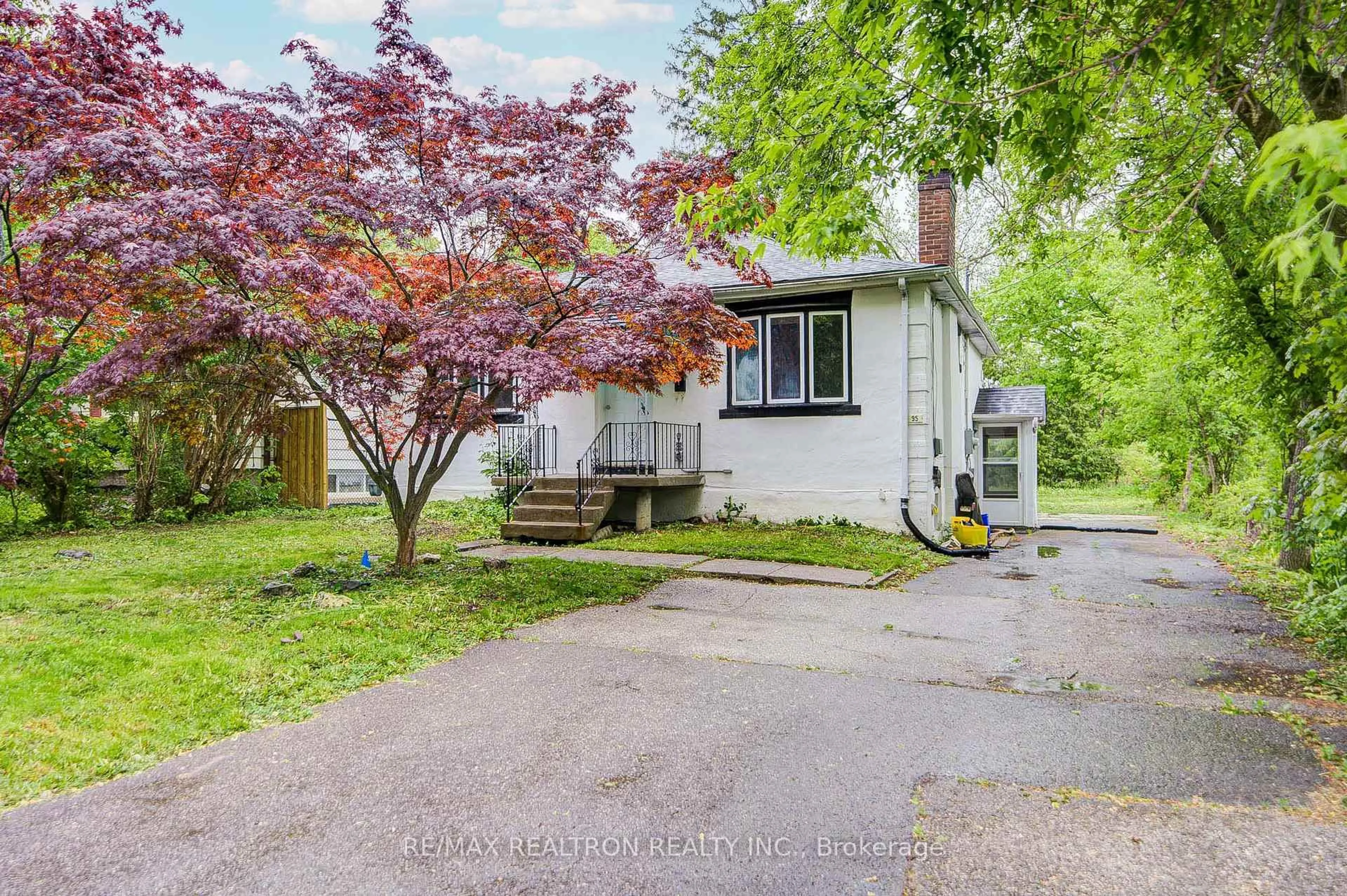 A pic from outside/outdoor area/front of a property/back of a property/a pic from drone, street for 95 Roseview Ave, Richmond Hill Ontario L4C 1C6