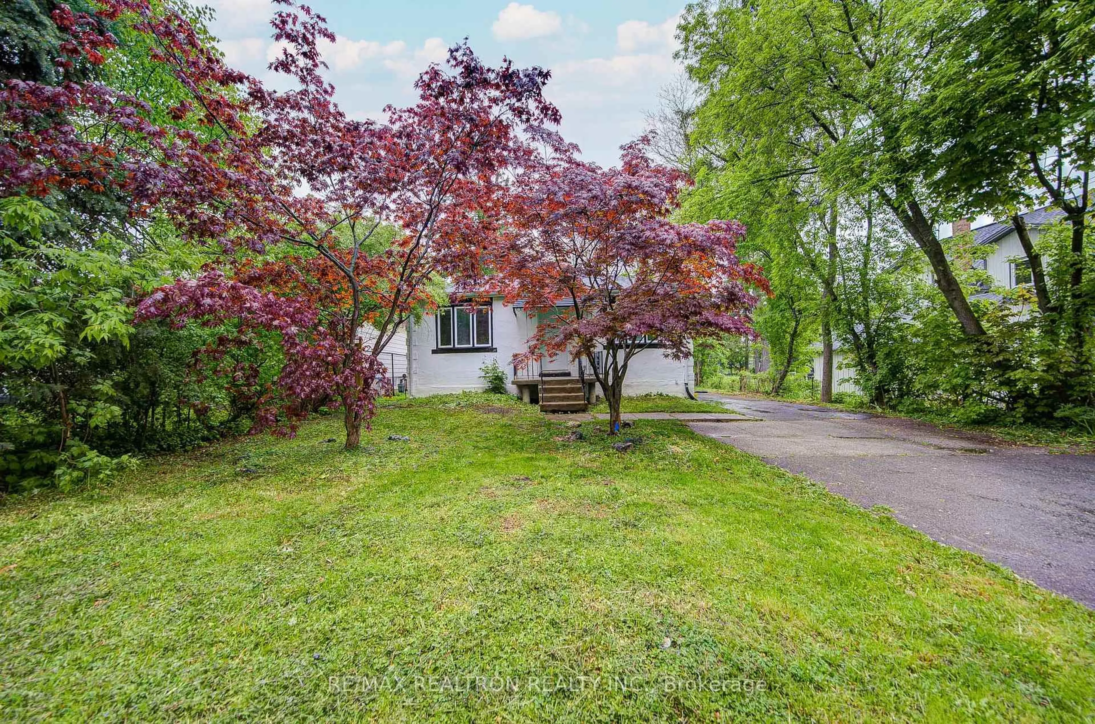 Patio, street for 95 Roseview Ave, Richmond Hill Ontario L4C 1C6