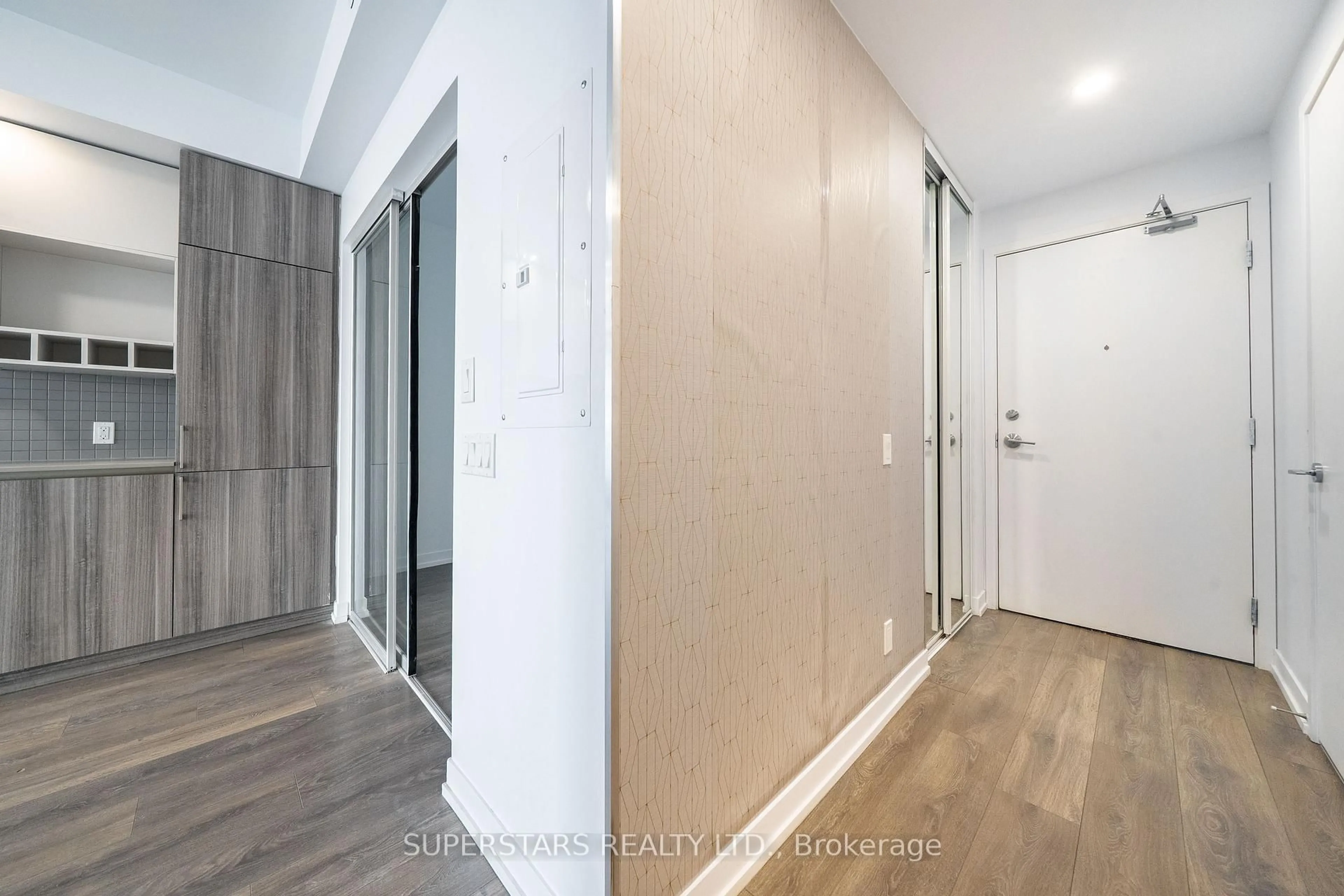 Indoor entryway for 5 Buttermill Ave #1905, Vaughan Ontario L4K 0J5