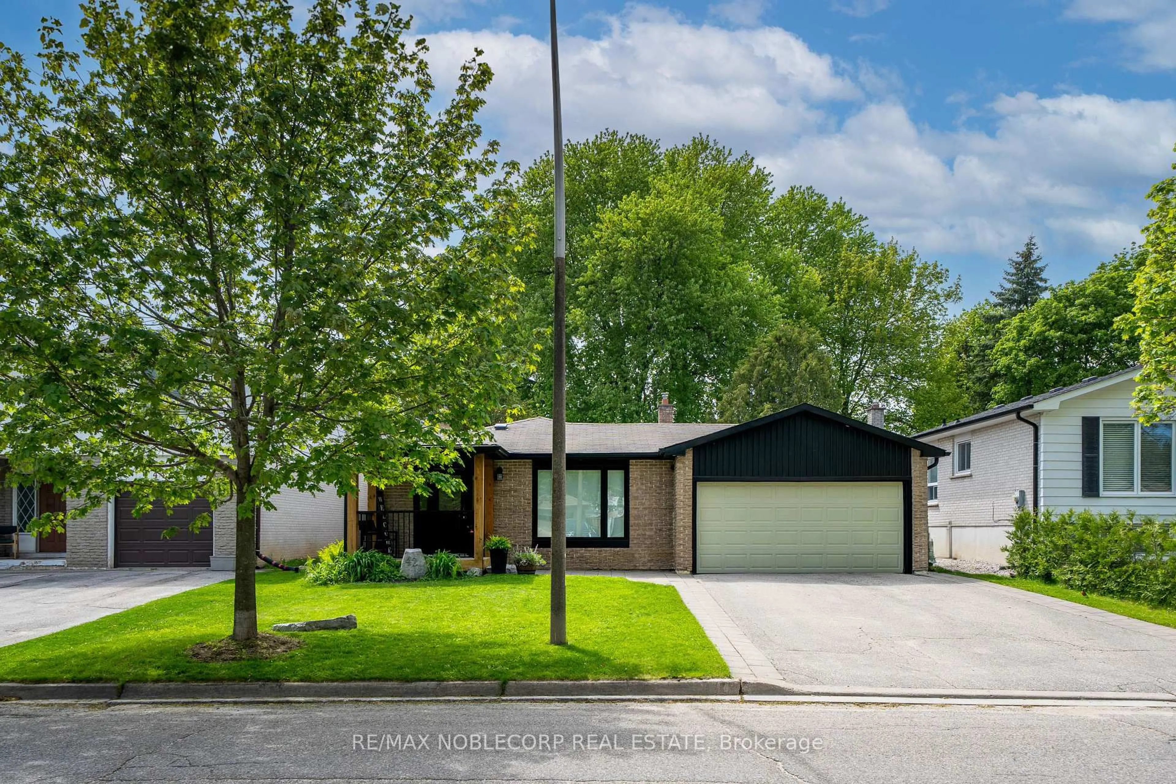 Home with vinyl exterior material, street for 42 Mitchell Ave, New Tecumseth Ontario L9R 1C2