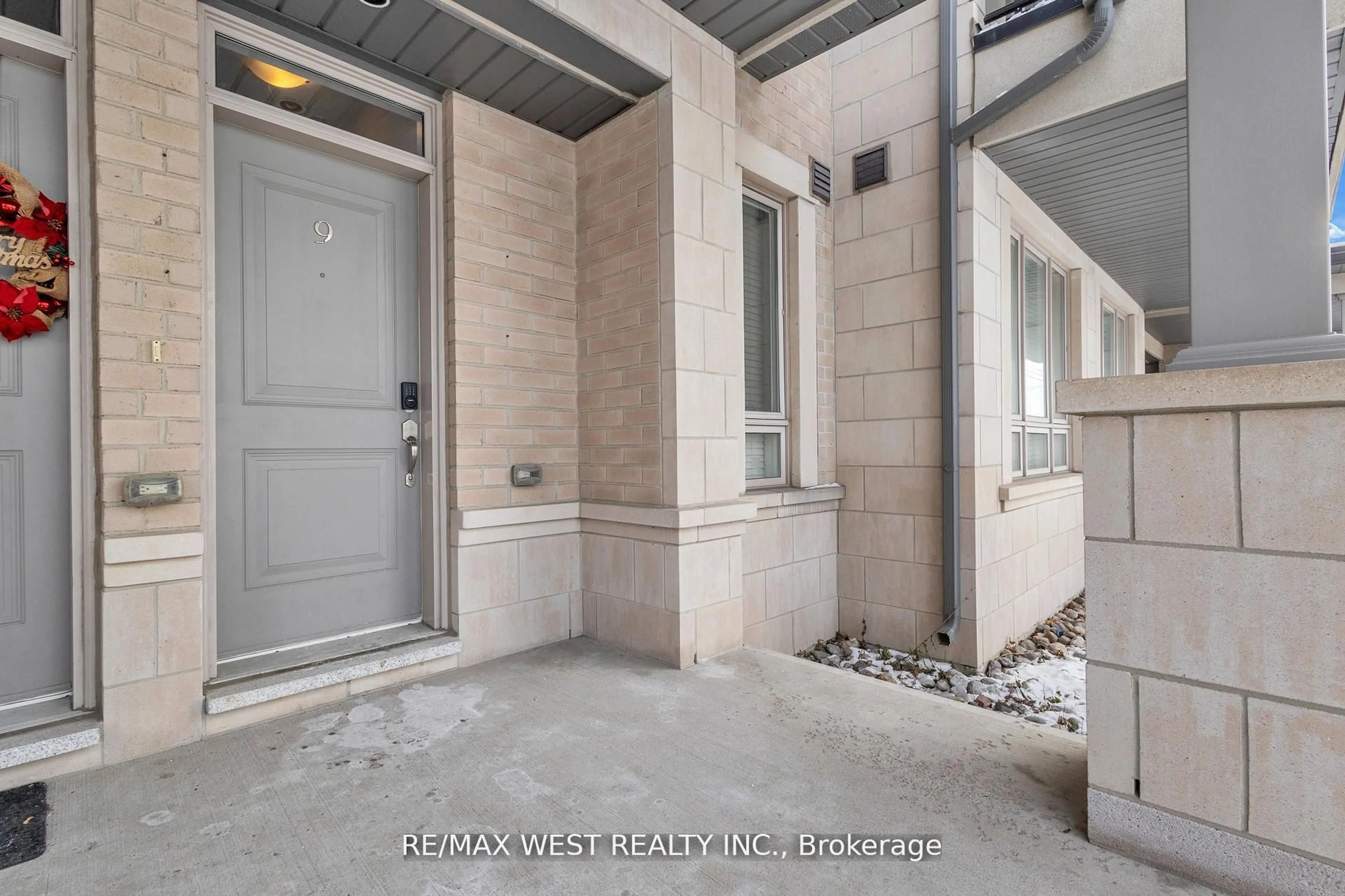 Indoor entryway for 9601 Jane St #9, Vaughan Ontario L6A 4G5