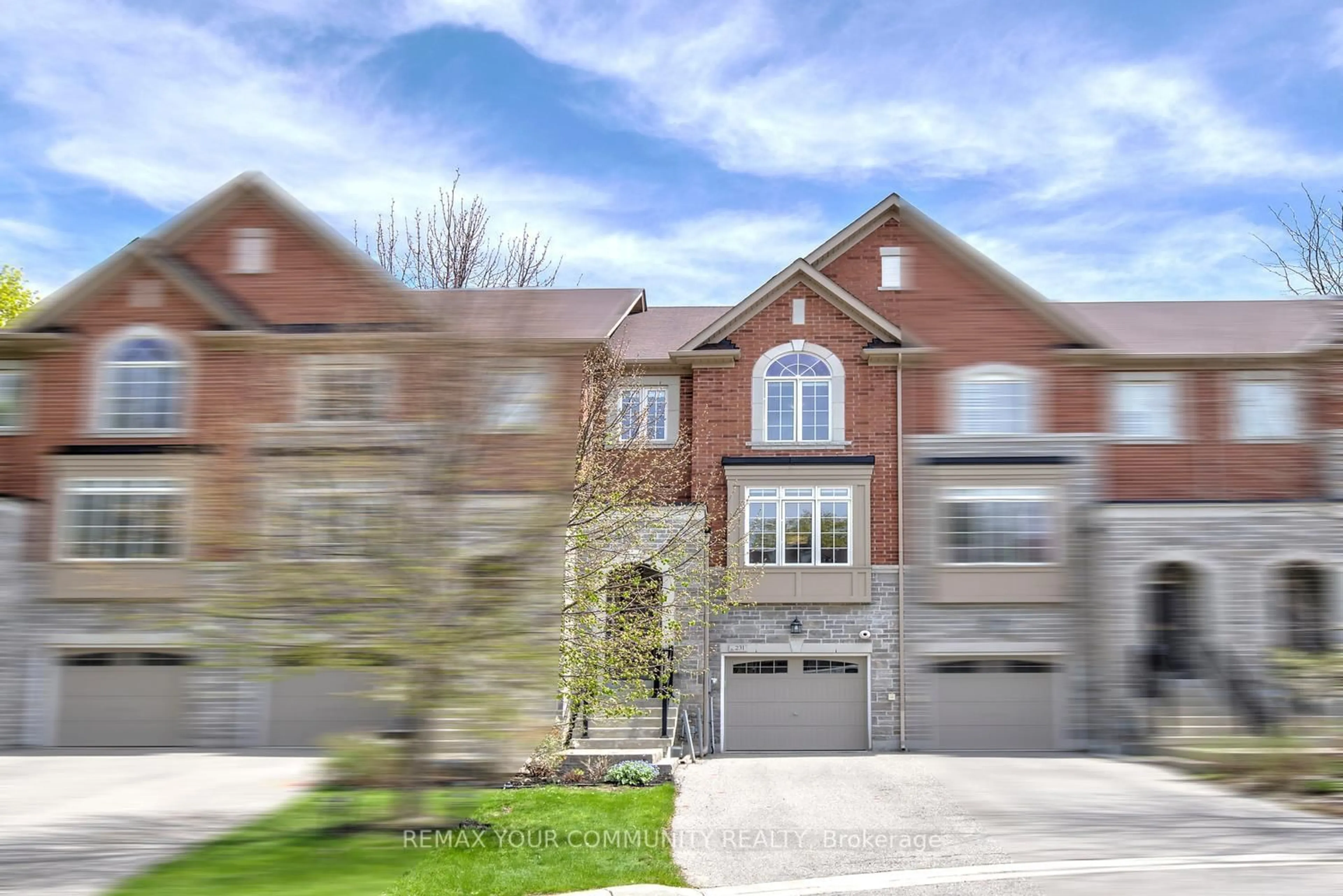 Home with brick exterior material, street for 231 Appleton Crt, Newmarket Ontario L3Y 0B8