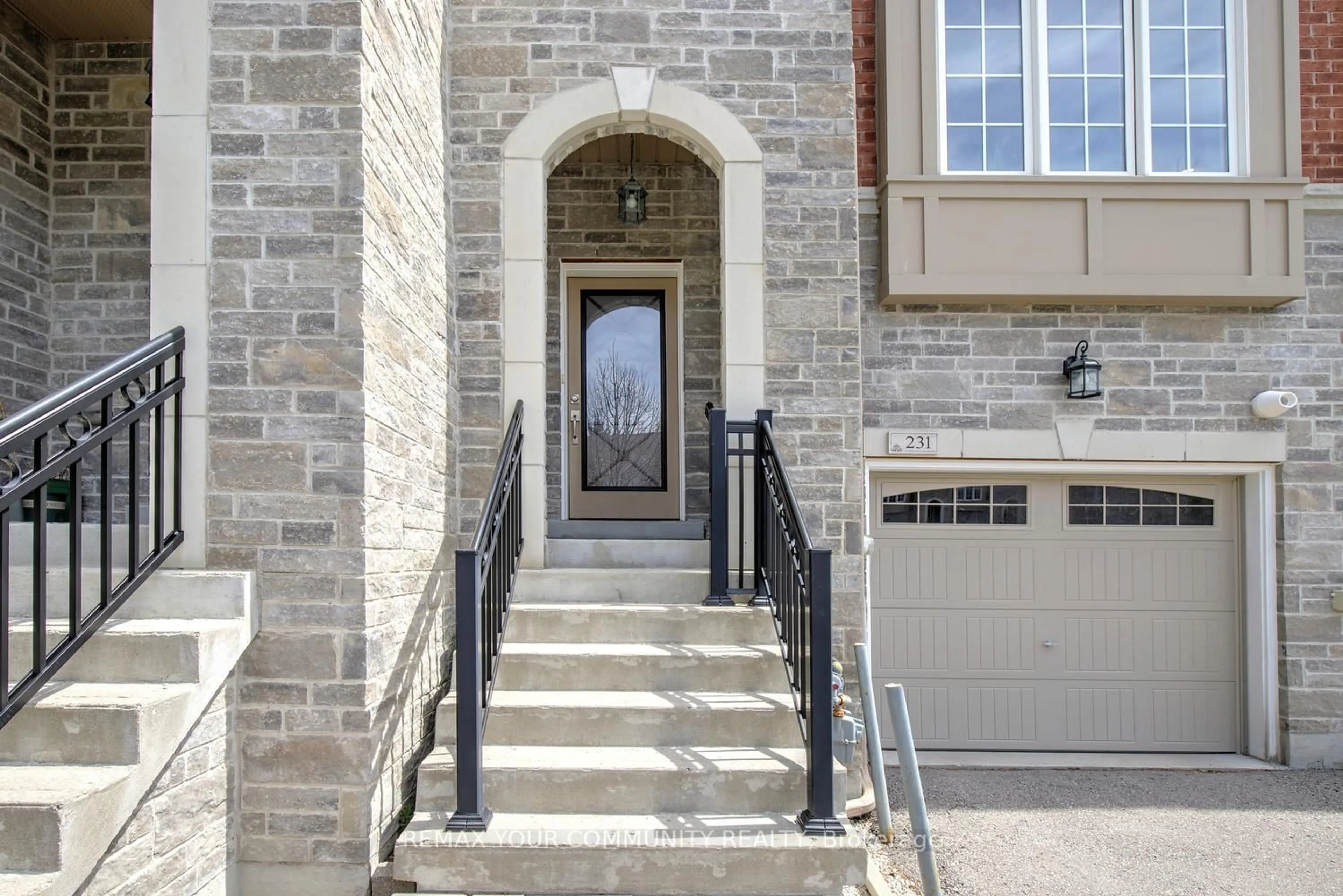 Unknown for 231 Appleton Crt, Newmarket Ontario L3Y 0B8
