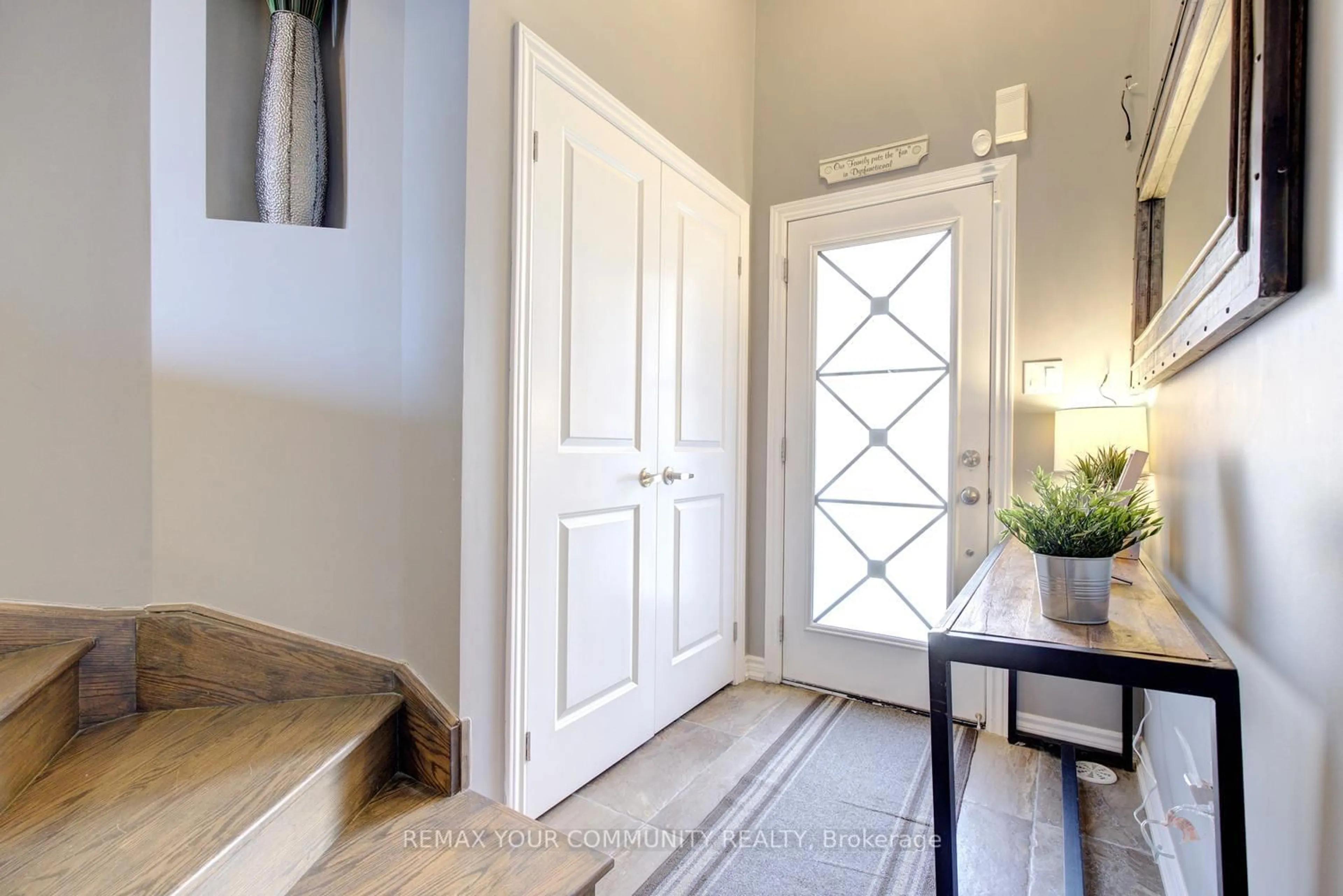 Indoor entryway for 231 Appleton Crt, Newmarket Ontario L3Y 0B8