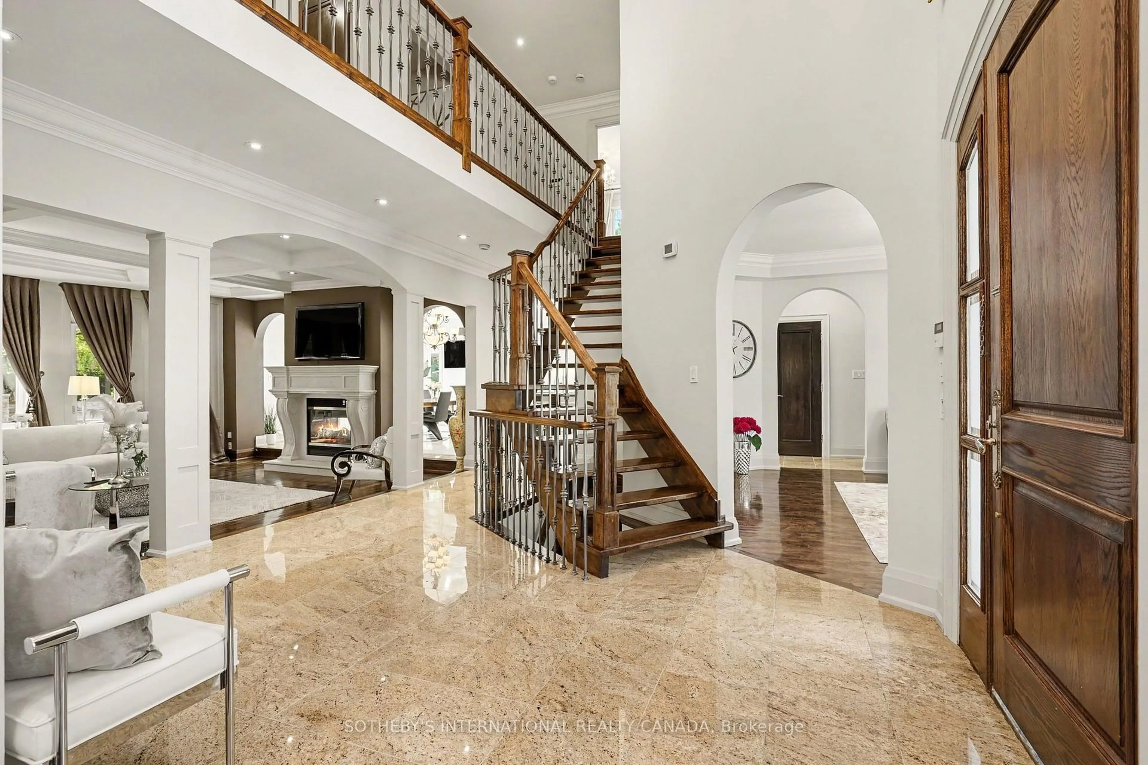 Indoor foyer for 42 Prince Adam Crt, King Ontario L7B 1M1