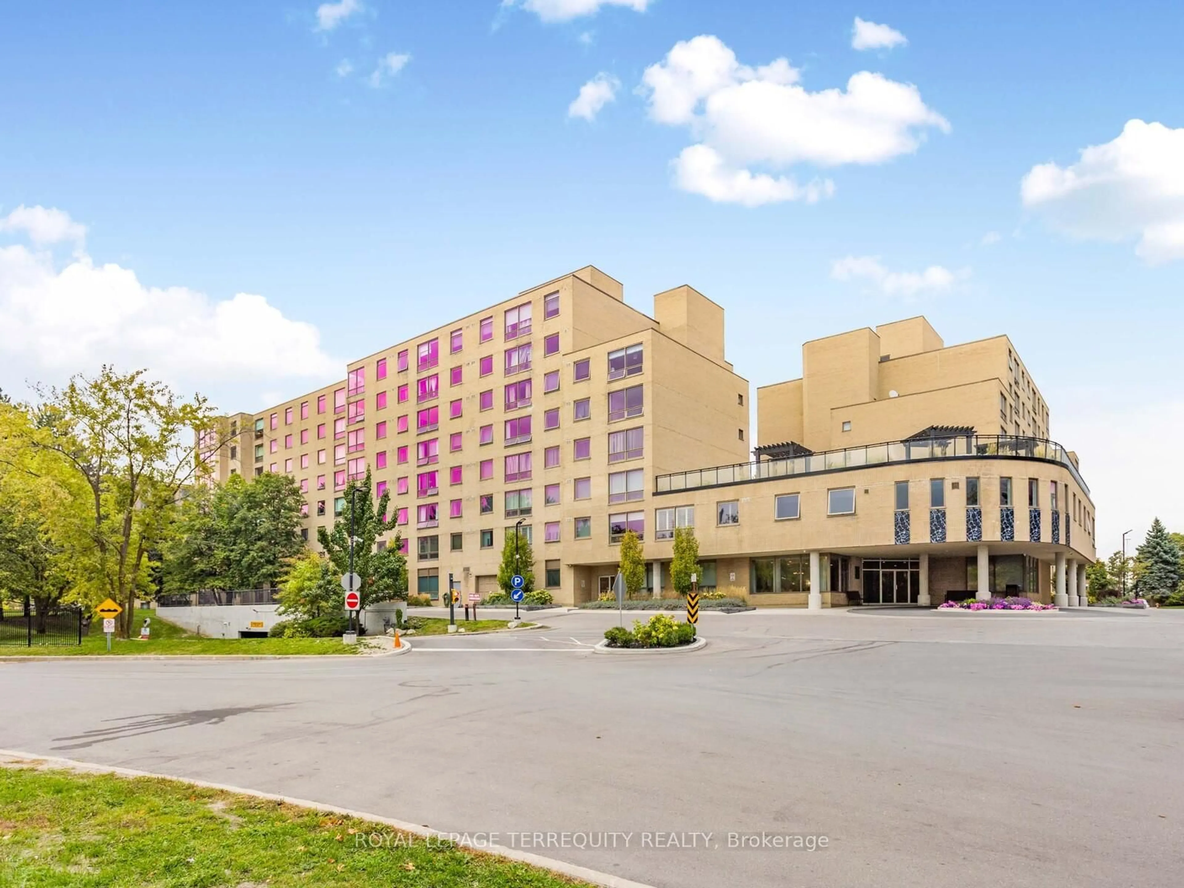 Patio, building for 326 Major Mackenzie Dr #203, Richmond Hill Ontario L4C 8T4