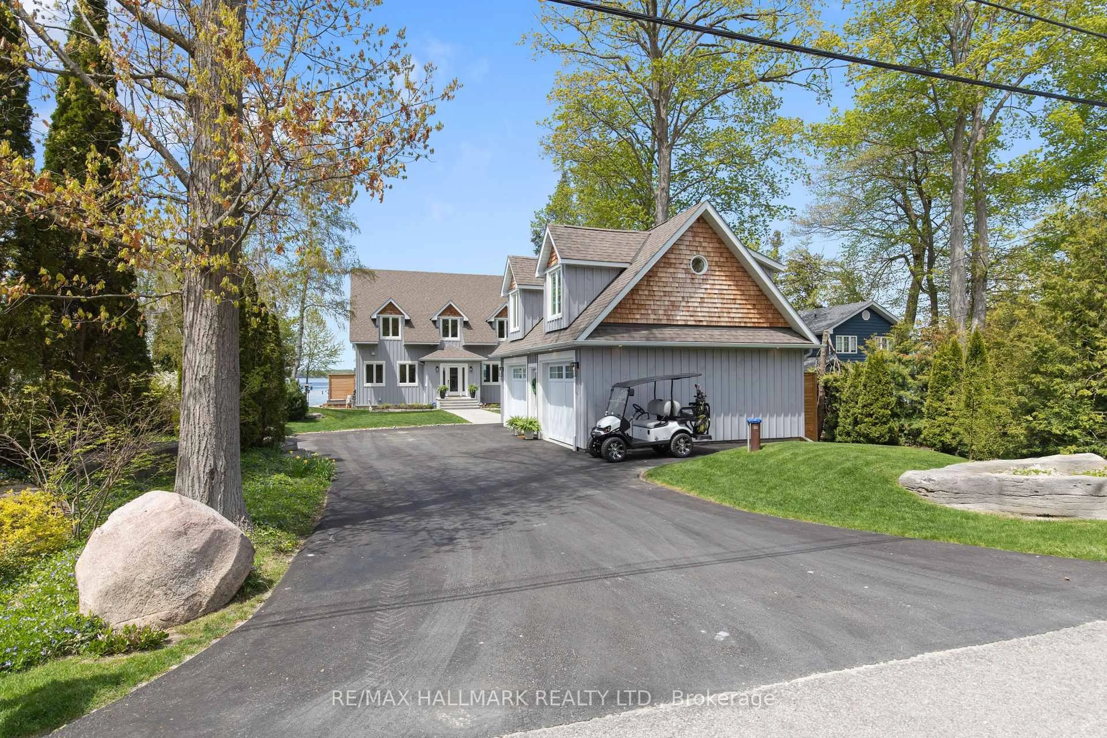 A pic from outside/outdoor area/front of a property/back of a property/a pic from drone, street for 30 Gooch Park Dr, Innisfil Ontario L9S 2S6