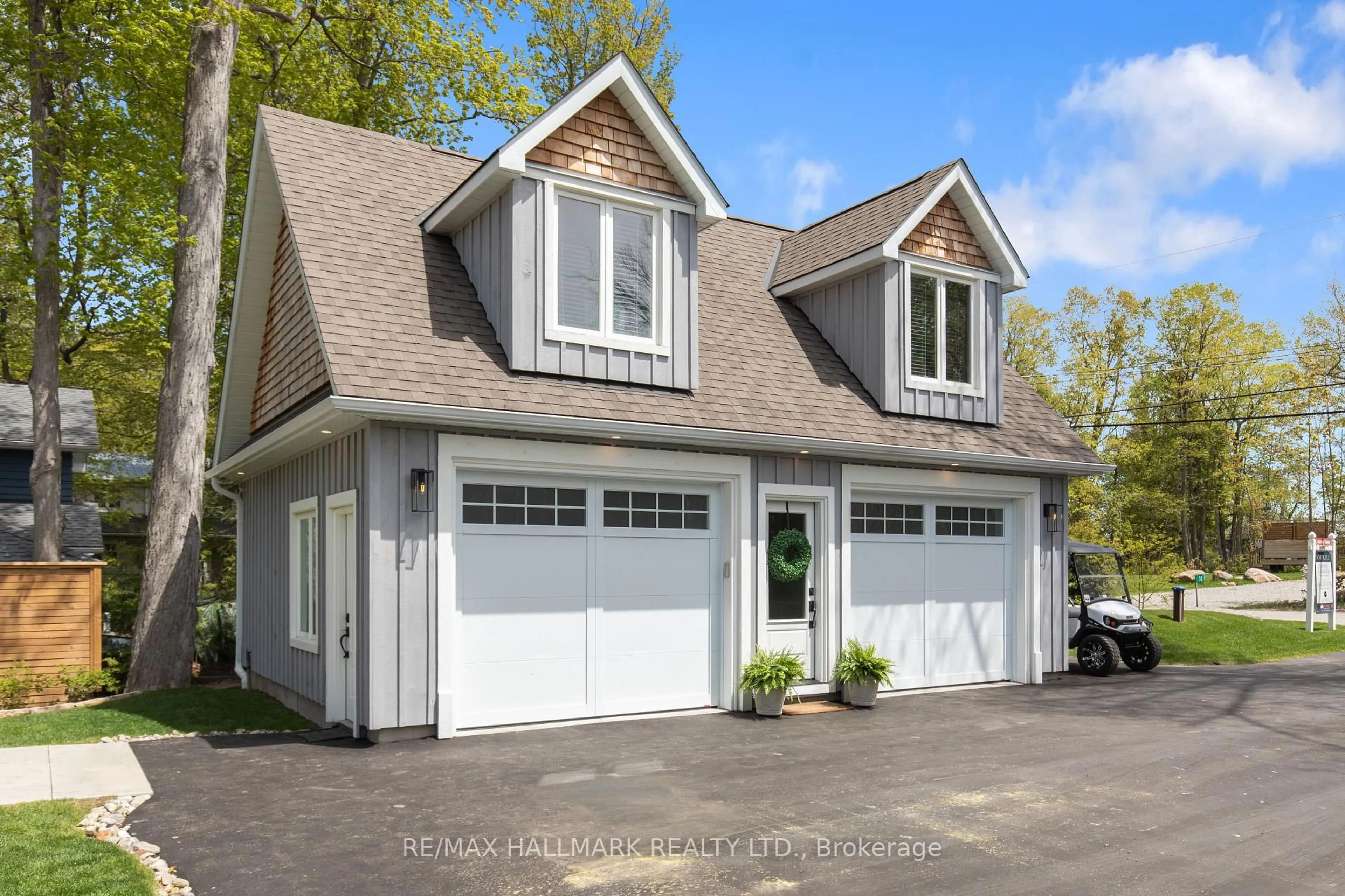 Indoor garage for 30 Gooch Park Dr, Innisfil Ontario L9S 2S6