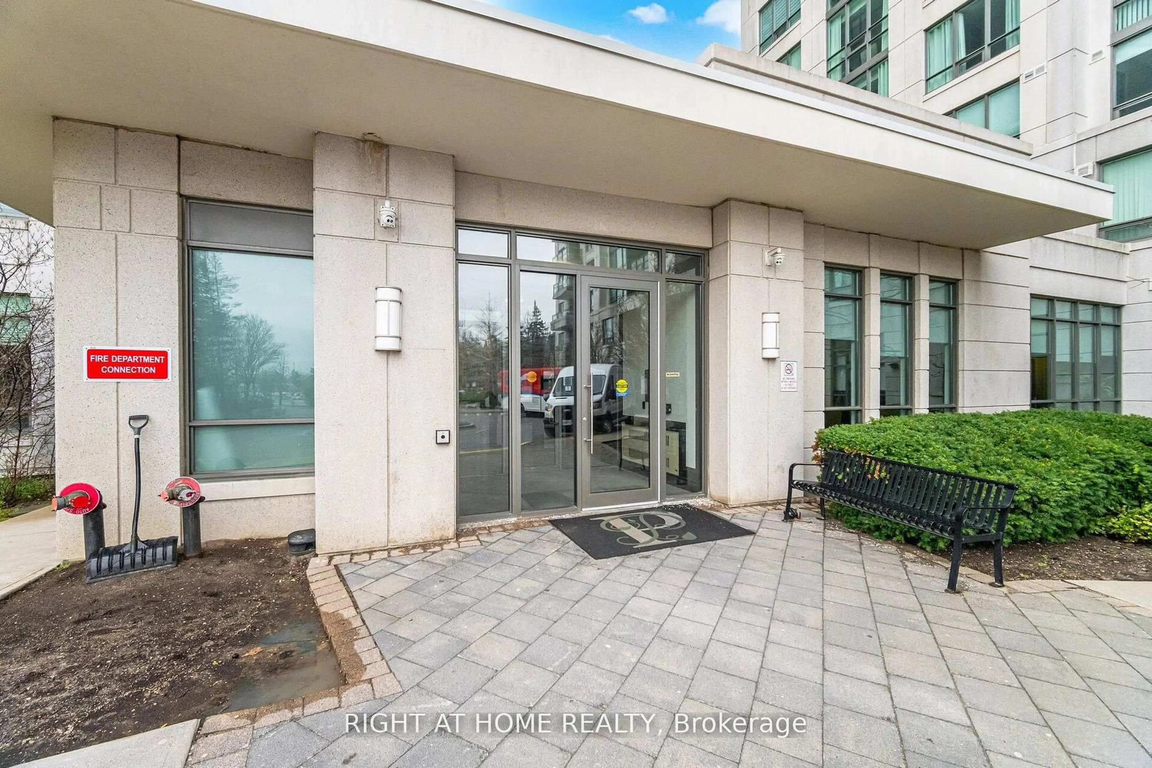 Indoor foyer for 88 Promenade Circ #1010, Vaughan Ontario L4J 9A4