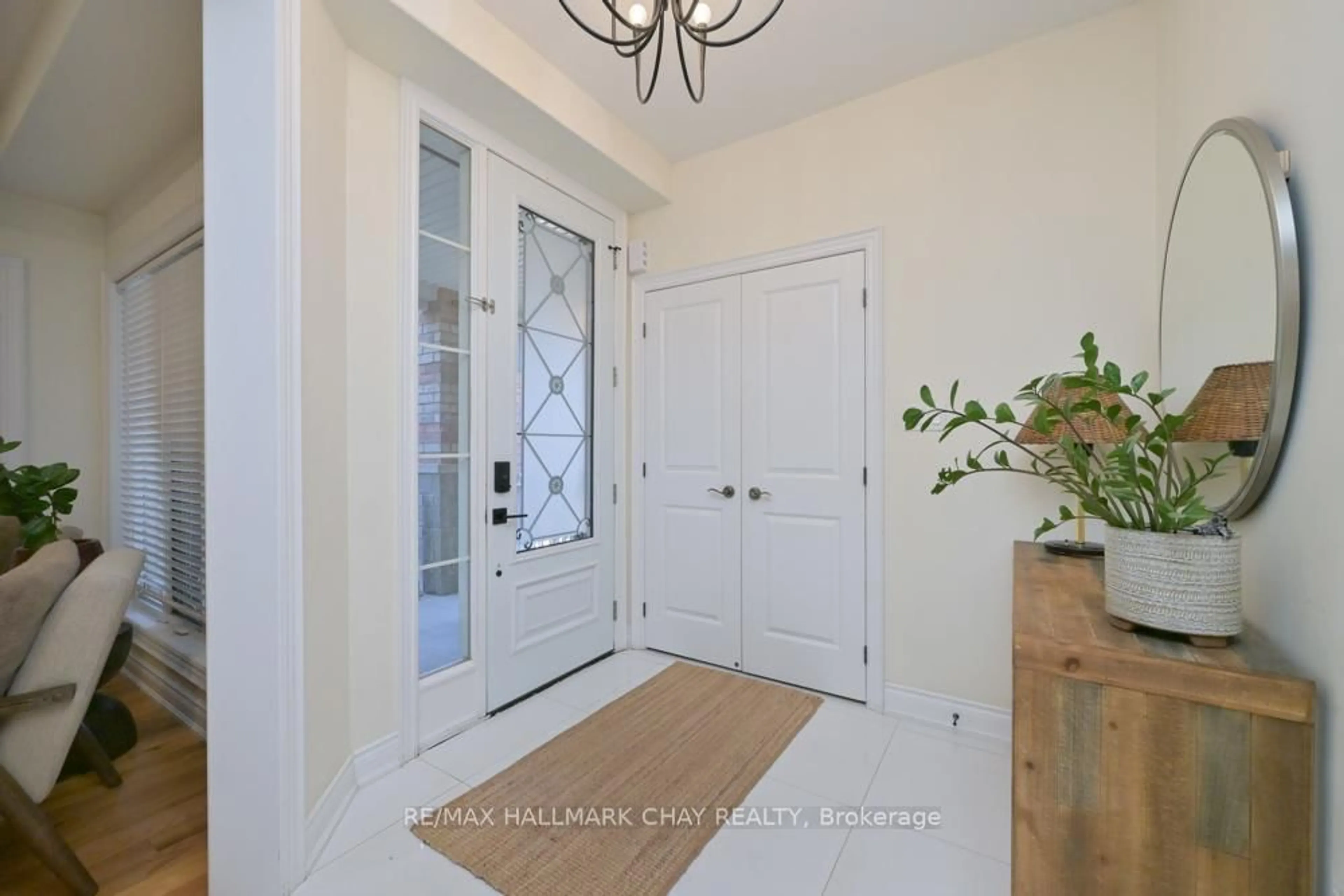 Indoor entryway for 1846 Lamstone St, Innisfil Ontario L9S 4Z8