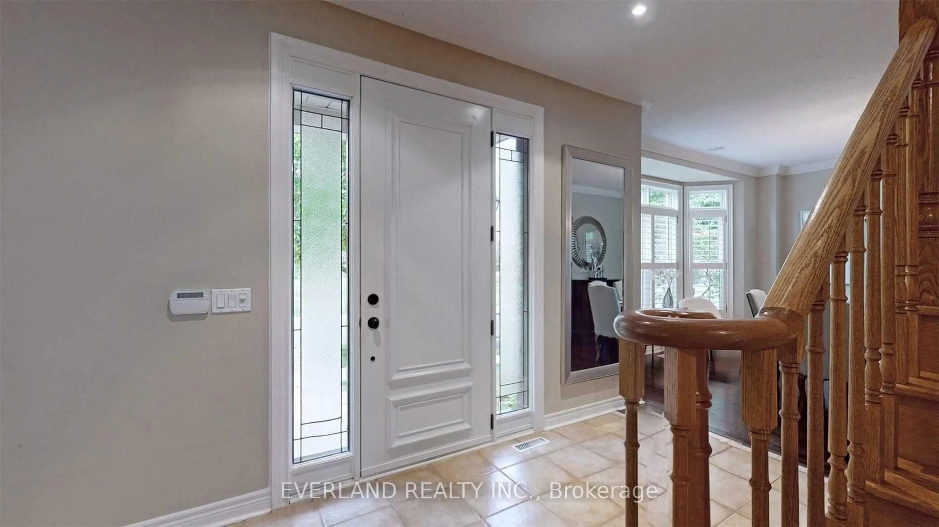 Indoor entryway for 27 The Fairways St, Markham Ontario L6C 2A3