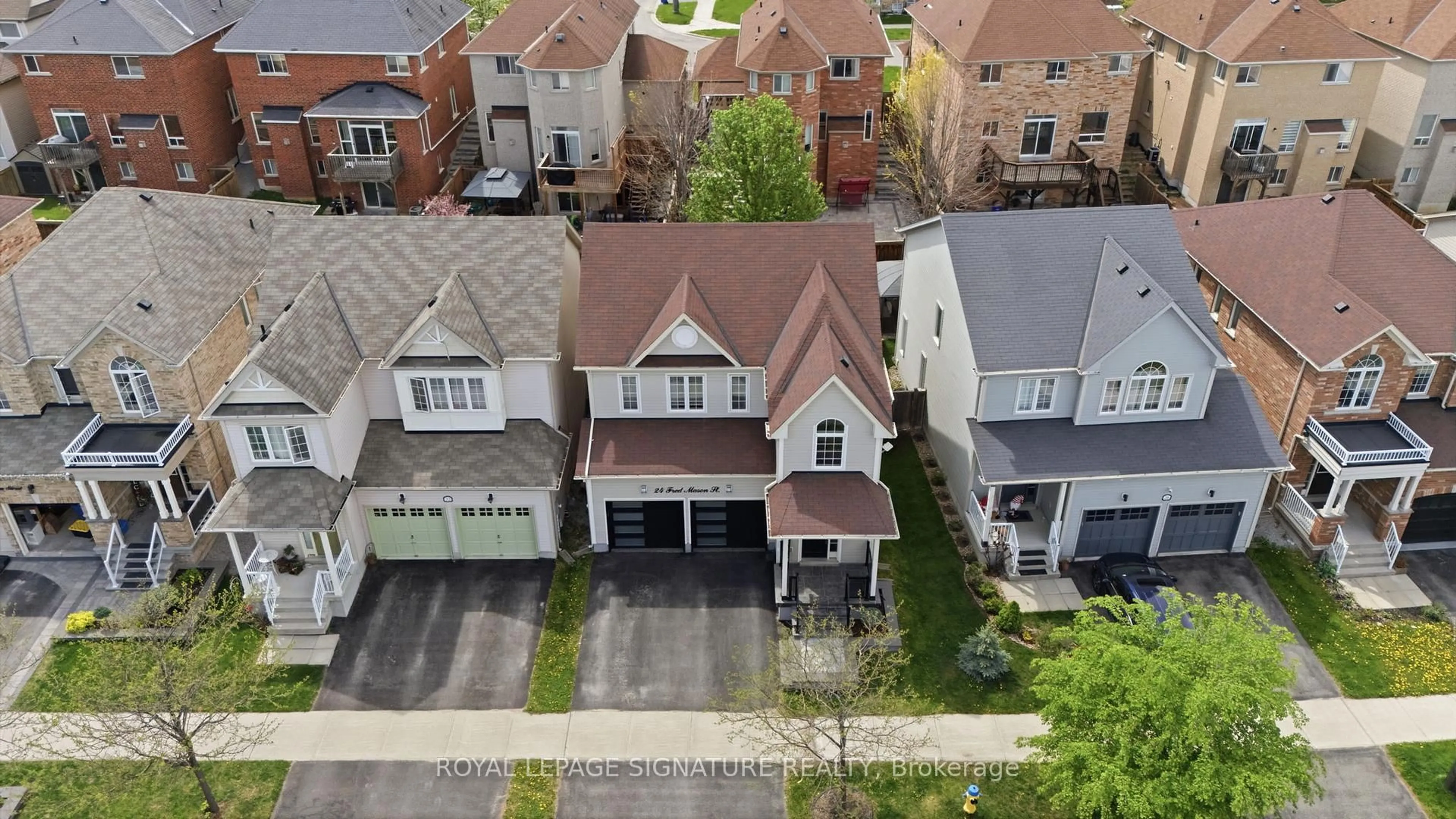 A pic from outside/outdoor area/front of a property/back of a property/a pic from drone, street for 24 Fred Mason St, Georgina Ontario L4P 0B2