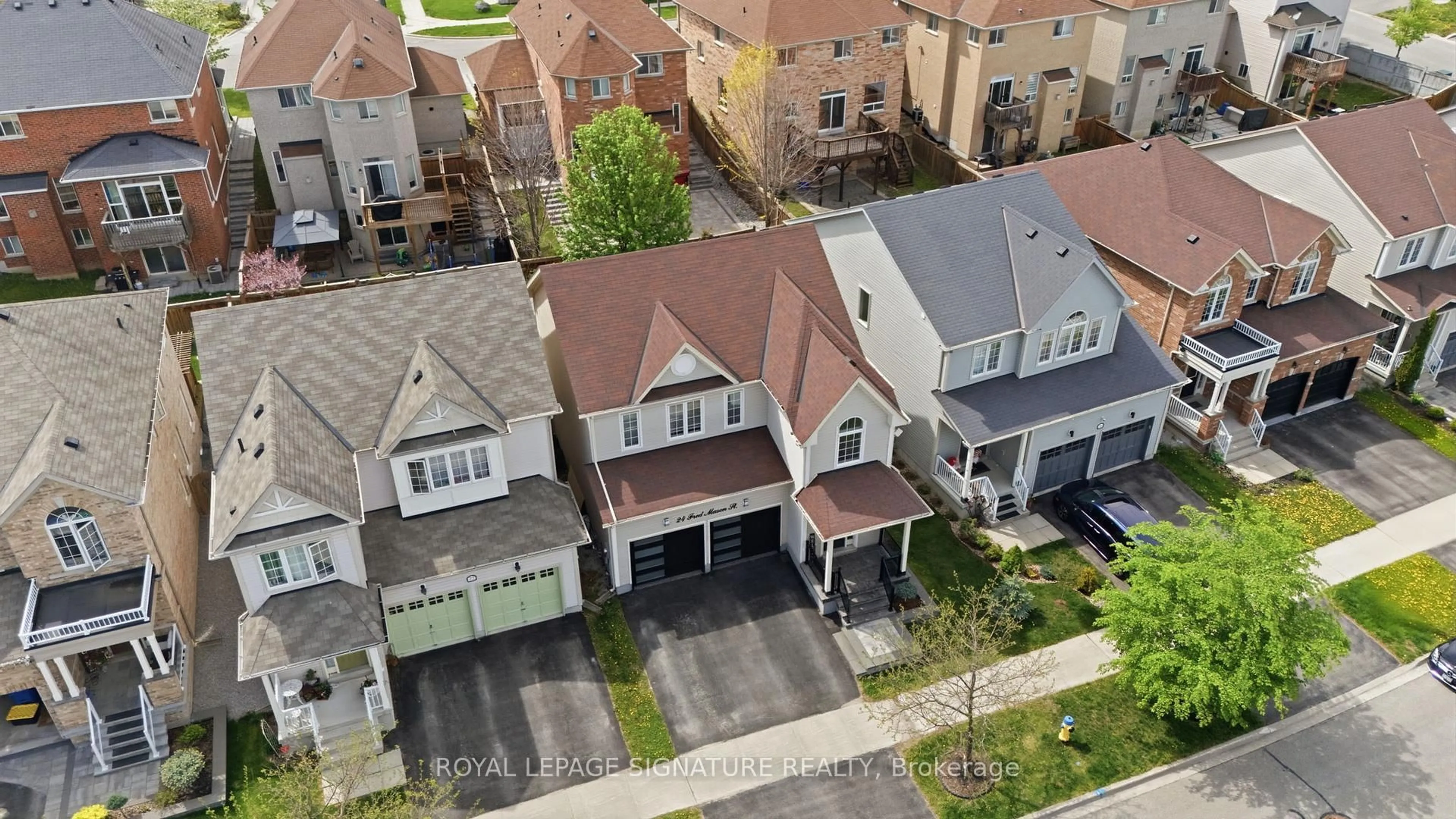 A pic from outside/outdoor area/front of a property/back of a property/a pic from drone, street for 24 Fred Mason St, Georgina Ontario L4P 0B2