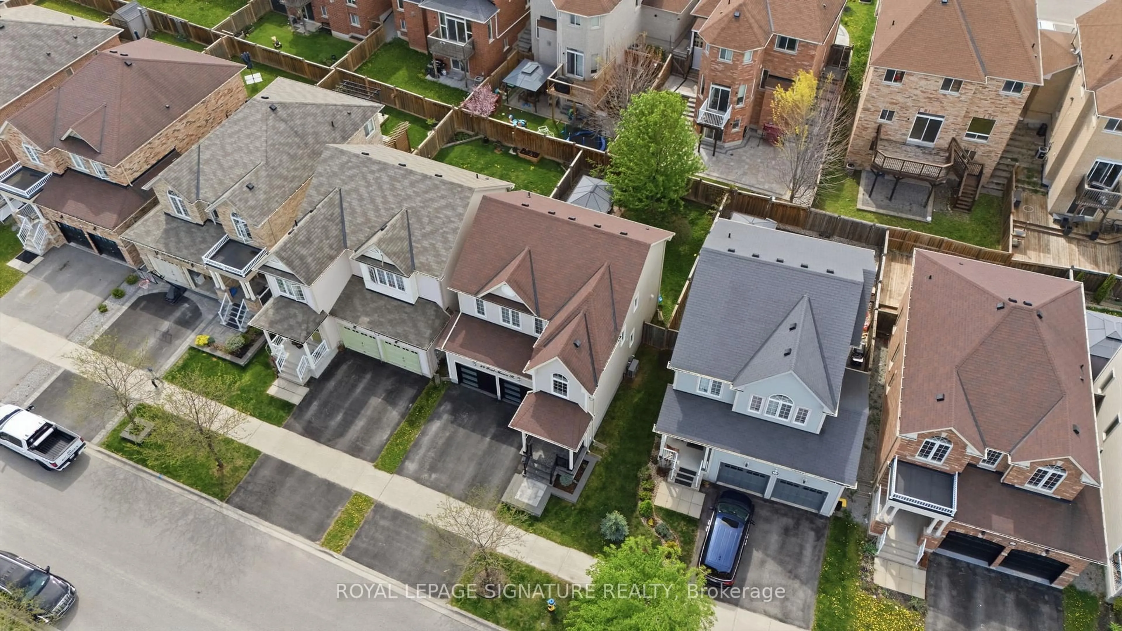 A pic from outside/outdoor area/front of a property/back of a property/a pic from drone, street for 24 Fred Mason St, Georgina Ontario L4P 0B2