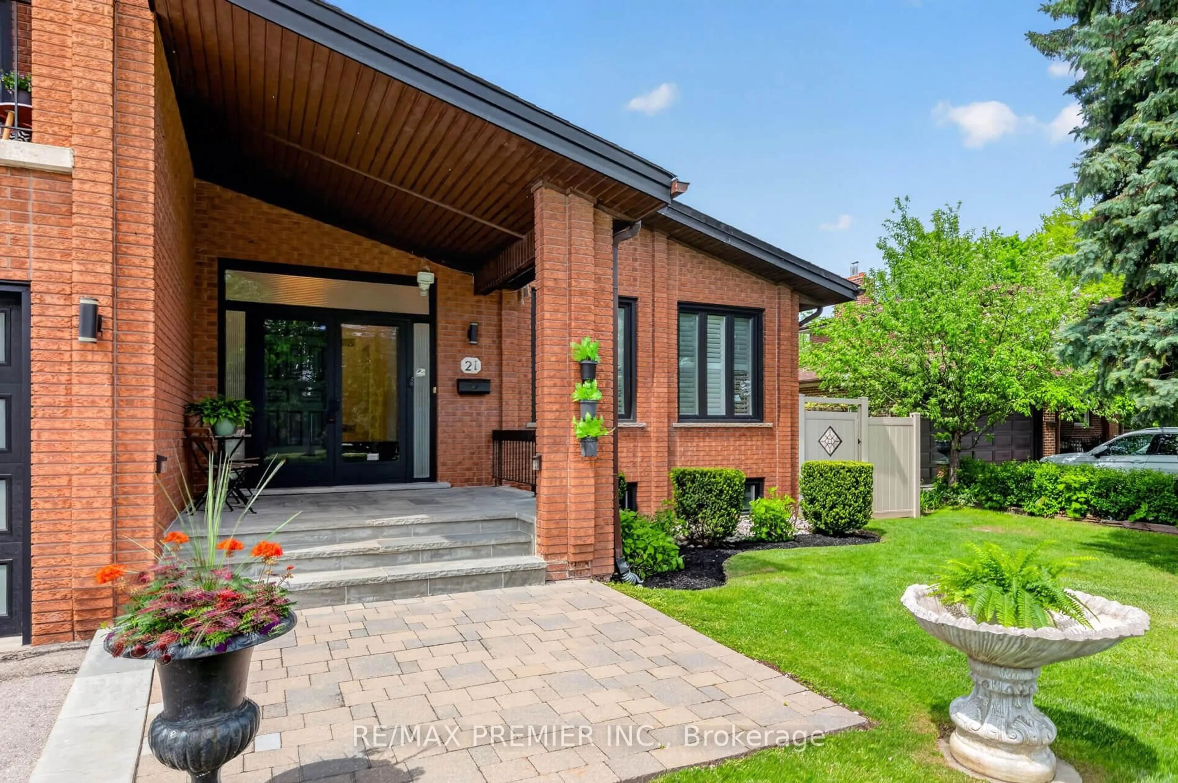 Home with brick exterior material, street for 21 Forest Circle Crt, Vaughan Ontario L4L 1N8