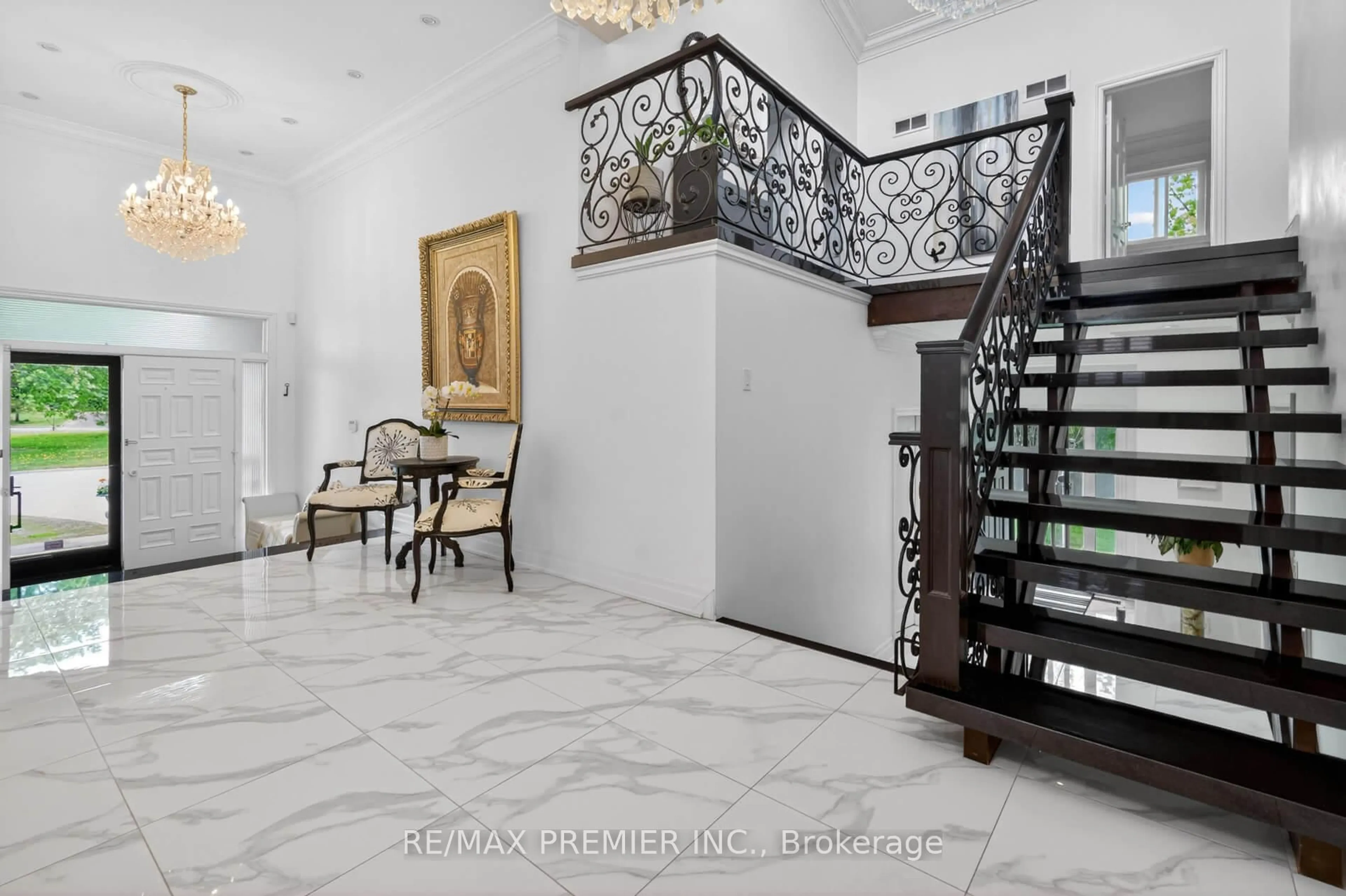 Indoor foyer for 21 Forest Circle Crt, Vaughan Ontario L4L 1N8