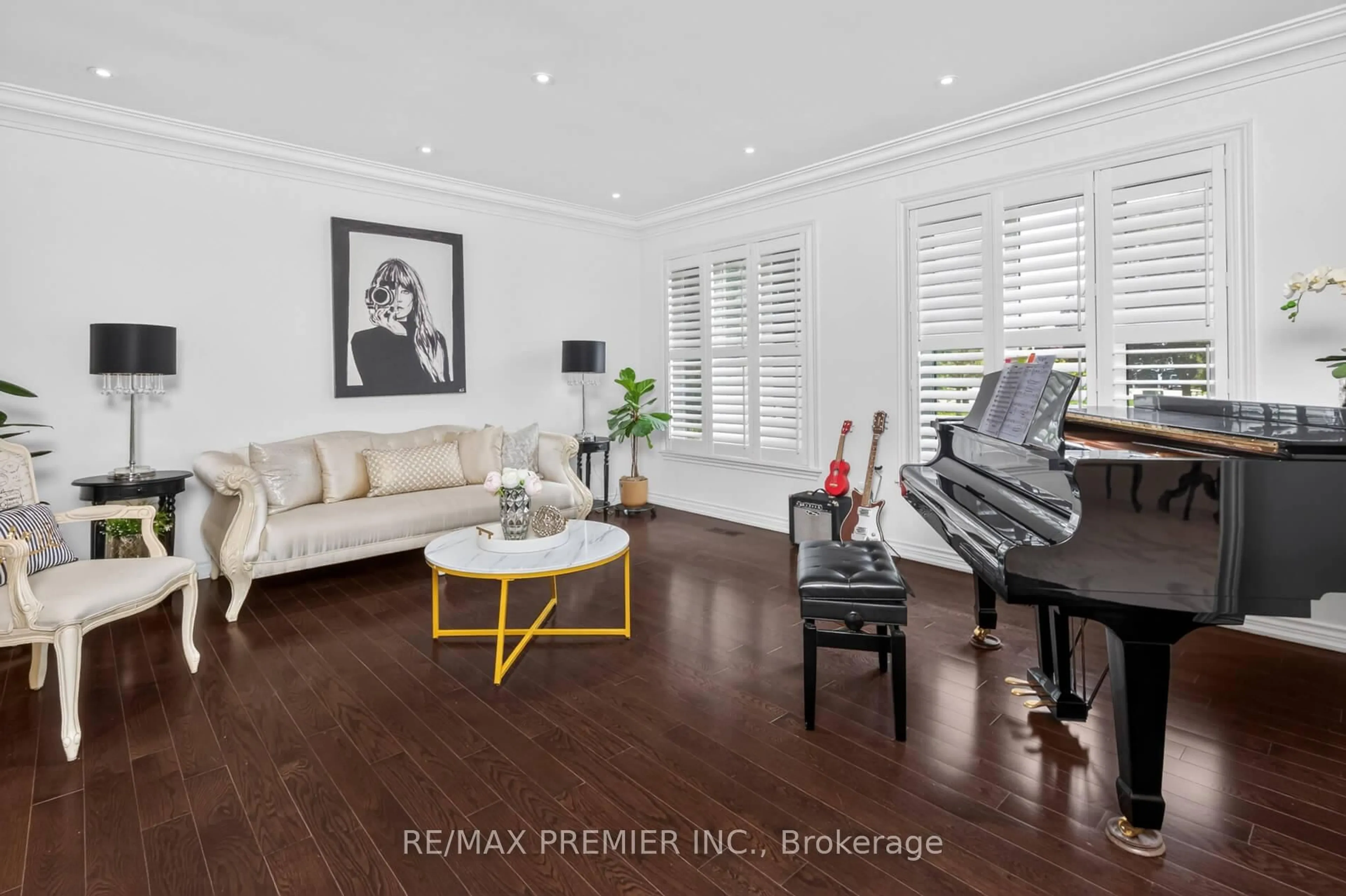 Living room with furniture, wood/laminate floor for 21 Forest Circle Crt, Vaughan Ontario L4L 1N8