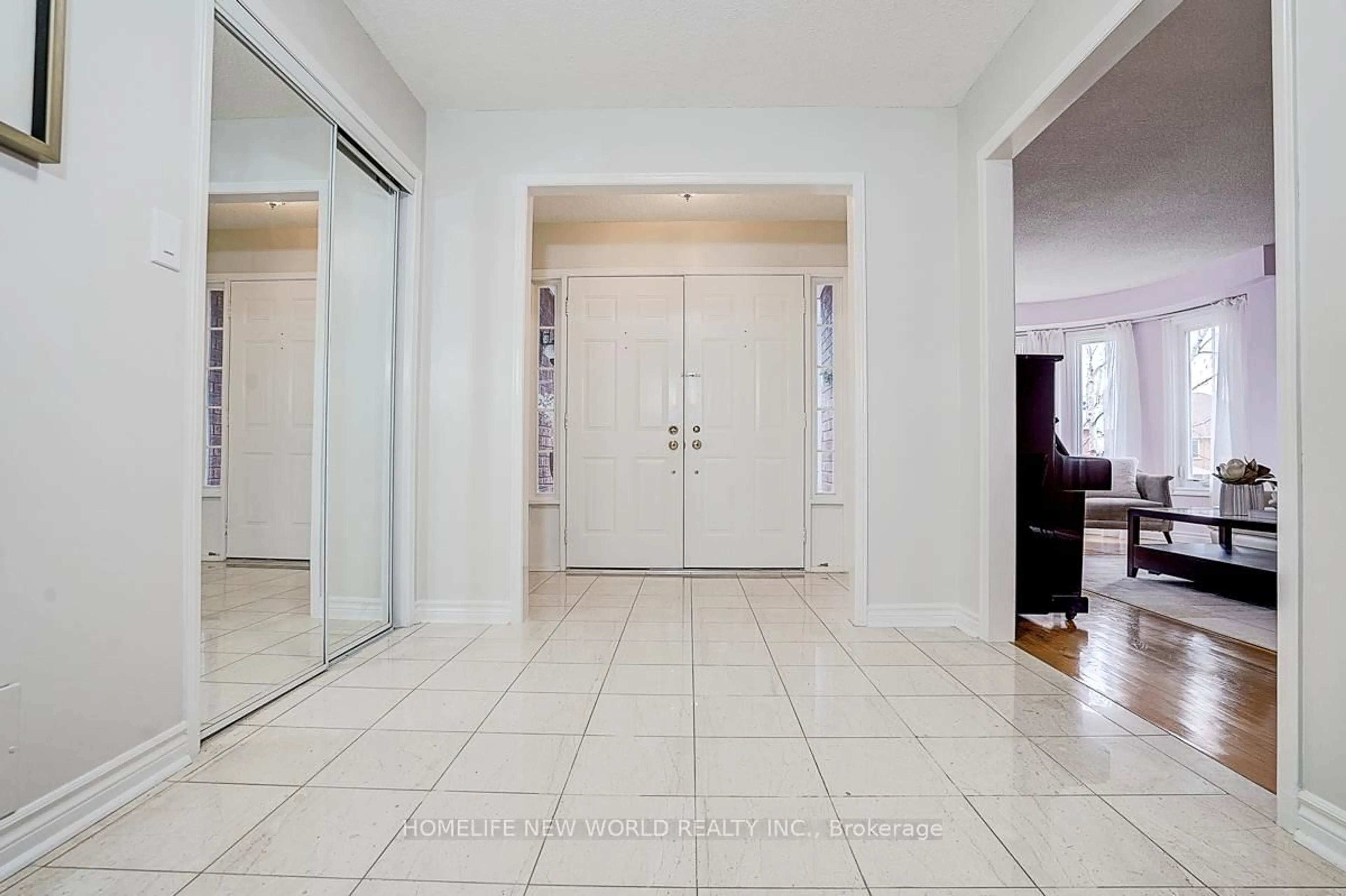 Indoor foyer for 16 Kew Gdns, Richmond Hill Ontario L4B 1R4