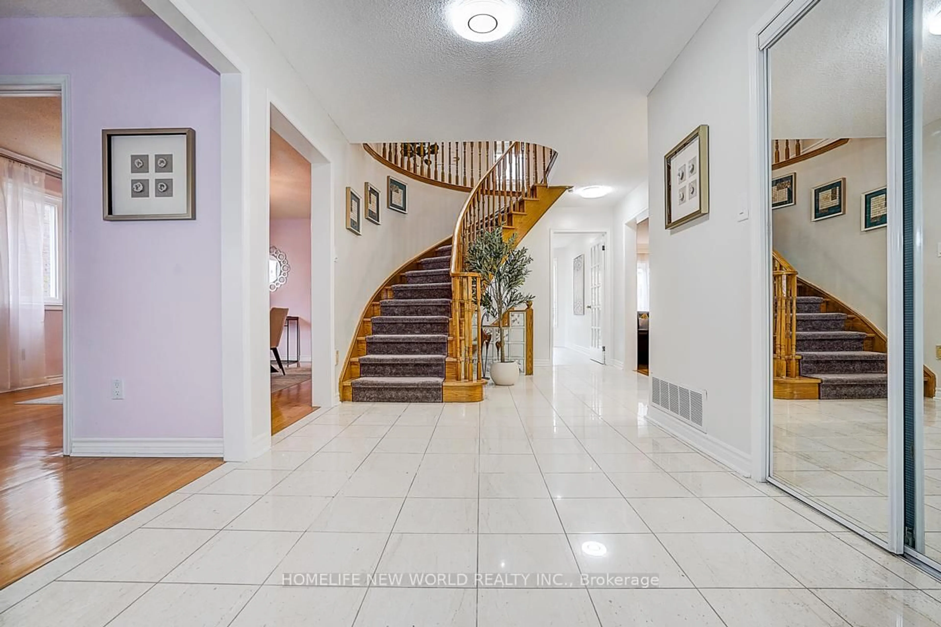Indoor foyer for 16 Kew Gdns, Richmond Hill Ontario L4B 1R4