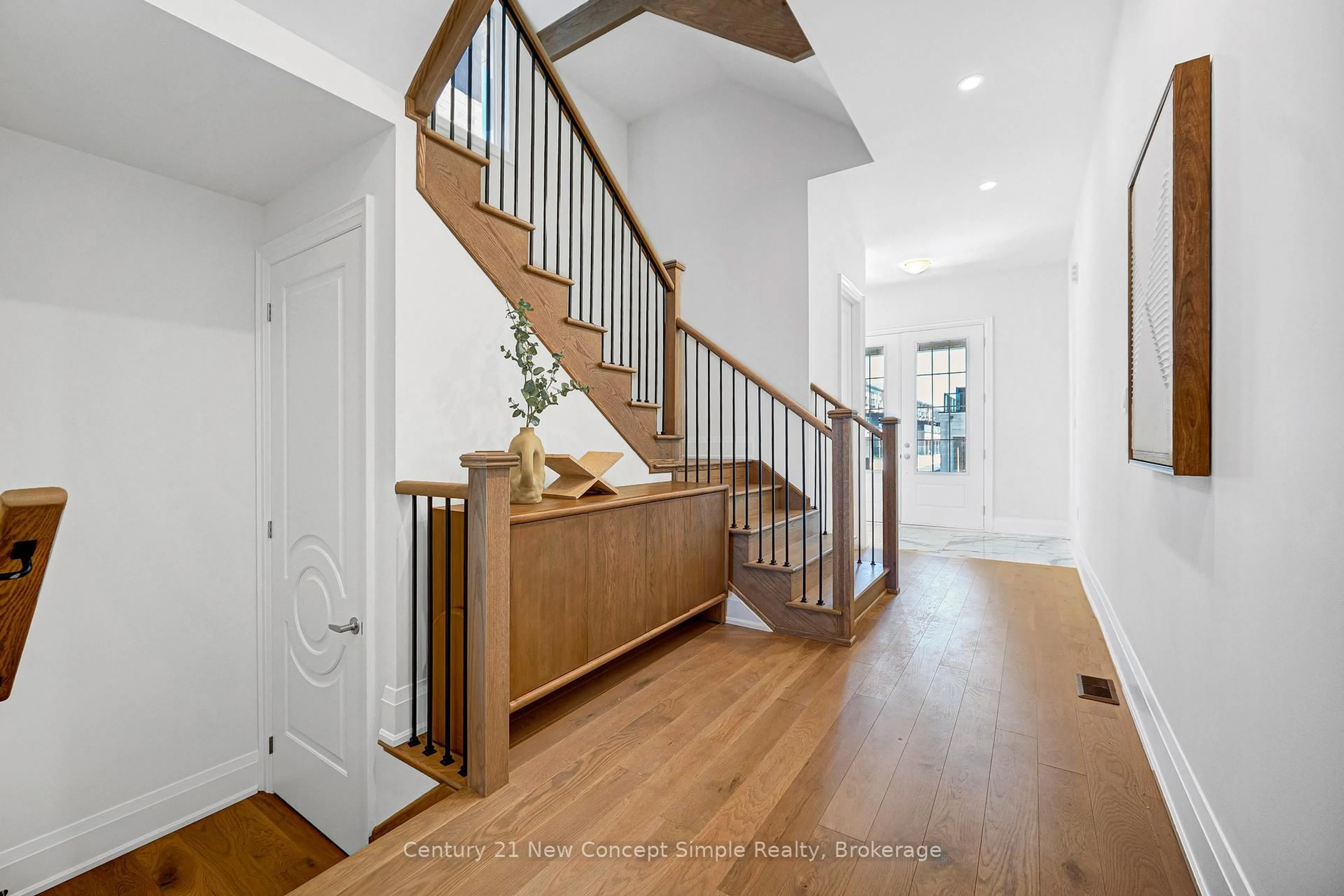 Indoor entryway for 178 Leslie Richards St, Markham Ontario L6C 1L2