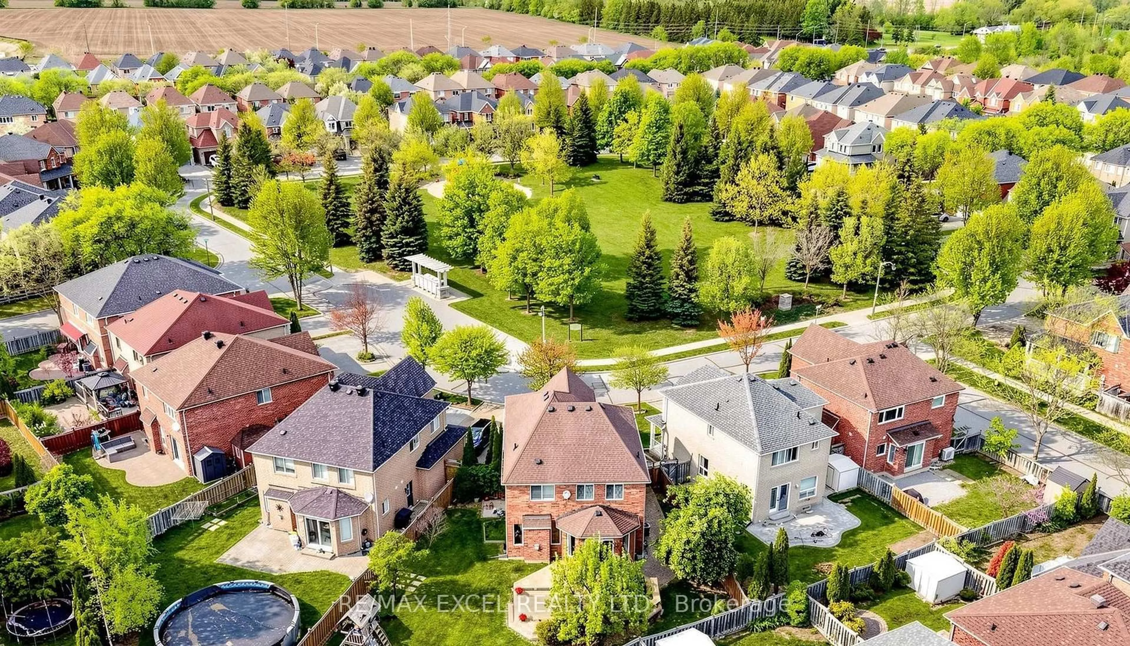 A pic from outside/outdoor area/front of a property/back of a property/a pic from drone, street for 68 Chestertown Sq, Markham Ontario L6C 2R4