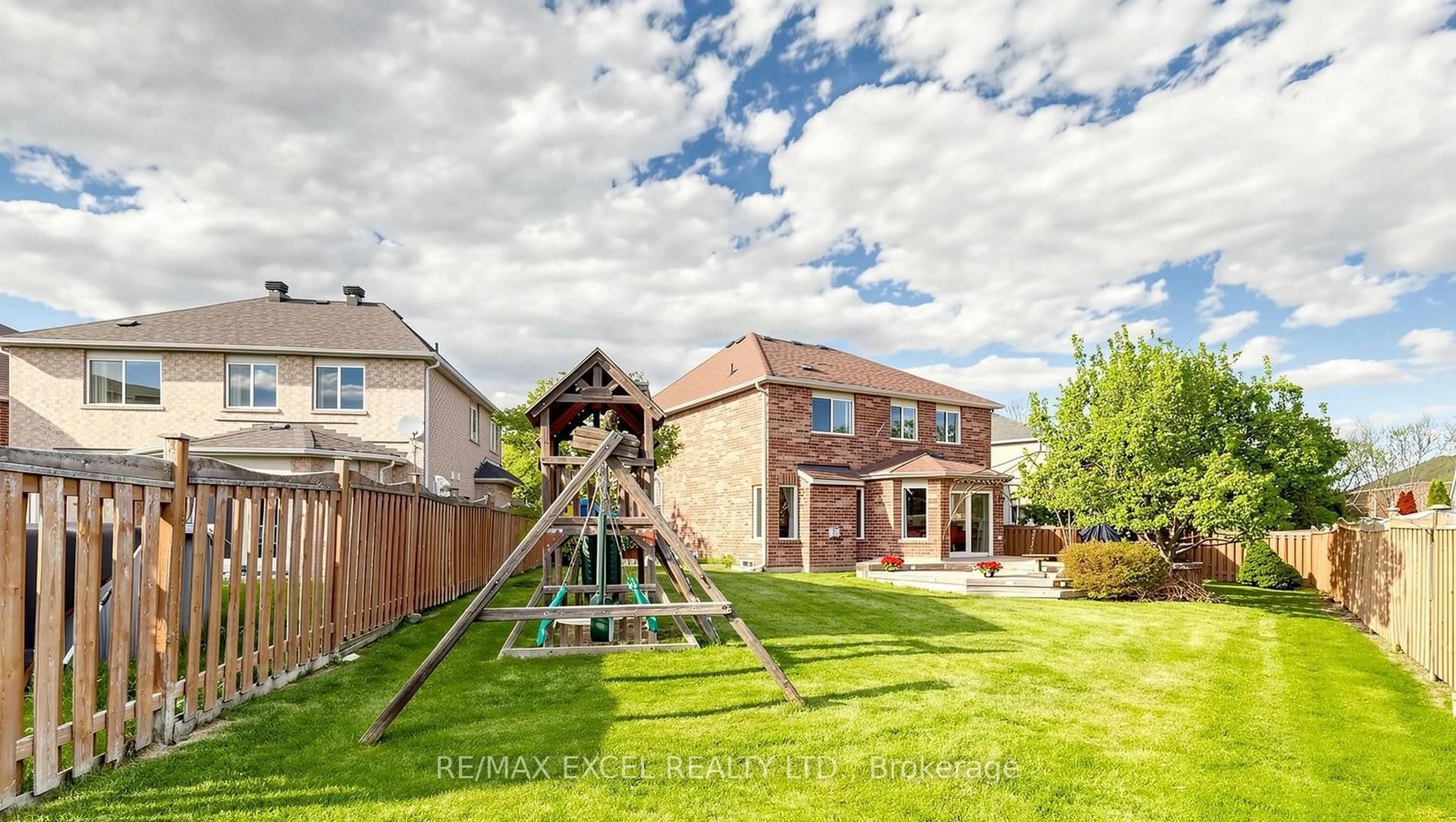A pic from outside/outdoor area/front of a property/back of a property/a pic from drone, building for 68 Chestertown Sq, Markham Ontario L6C 2R4
