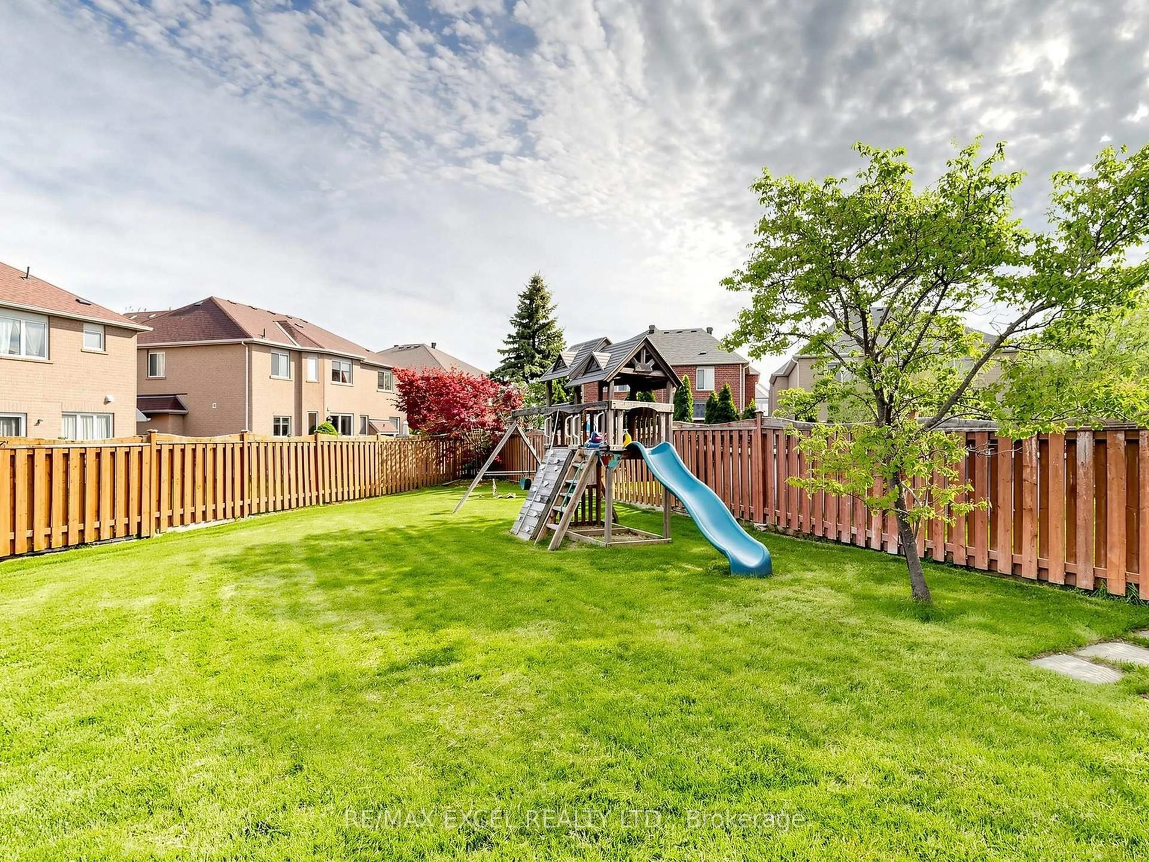 A pic from outside/outdoor area/front of a property/back of a property/a pic from drone, mountain view for 68 Chestertown Sq, Markham Ontario L6C 2R4