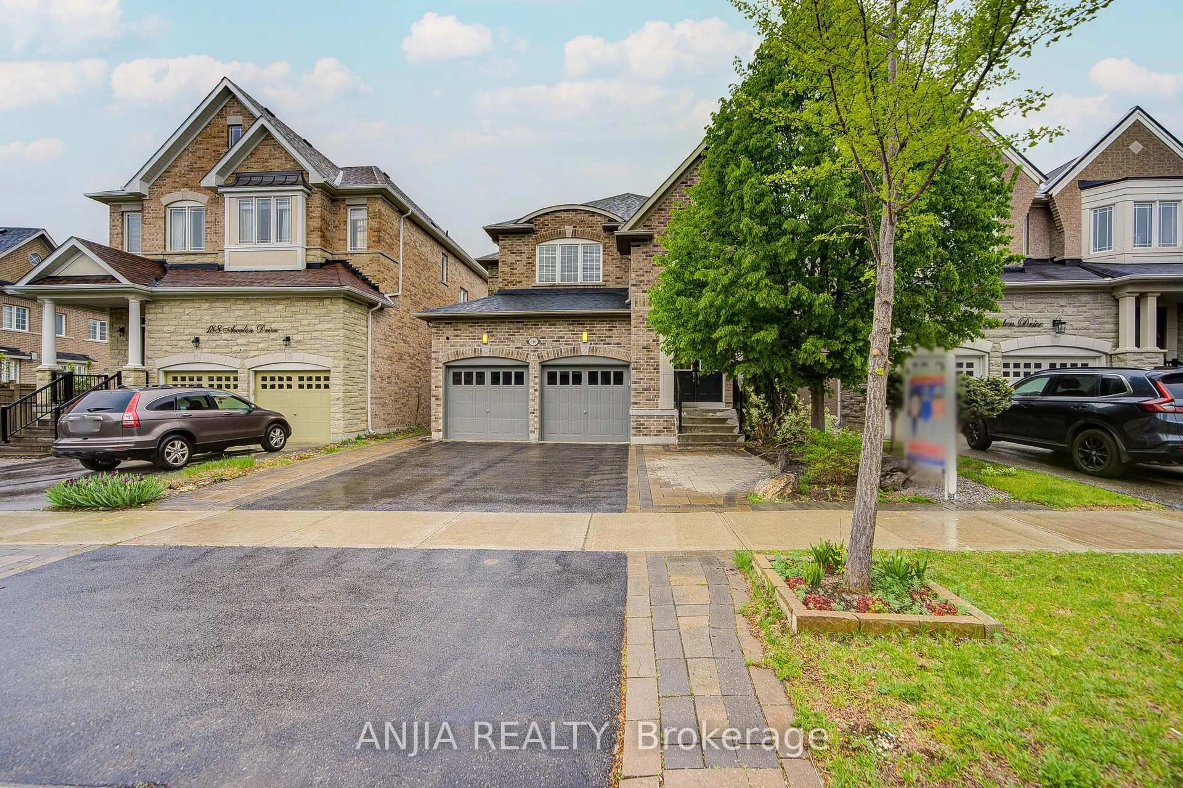 A pic from outside/outdoor area/front of a property/back of a property/a pic from drone, street for 186 Ascalon Dr, Vaughan Ontario L6A 0M8