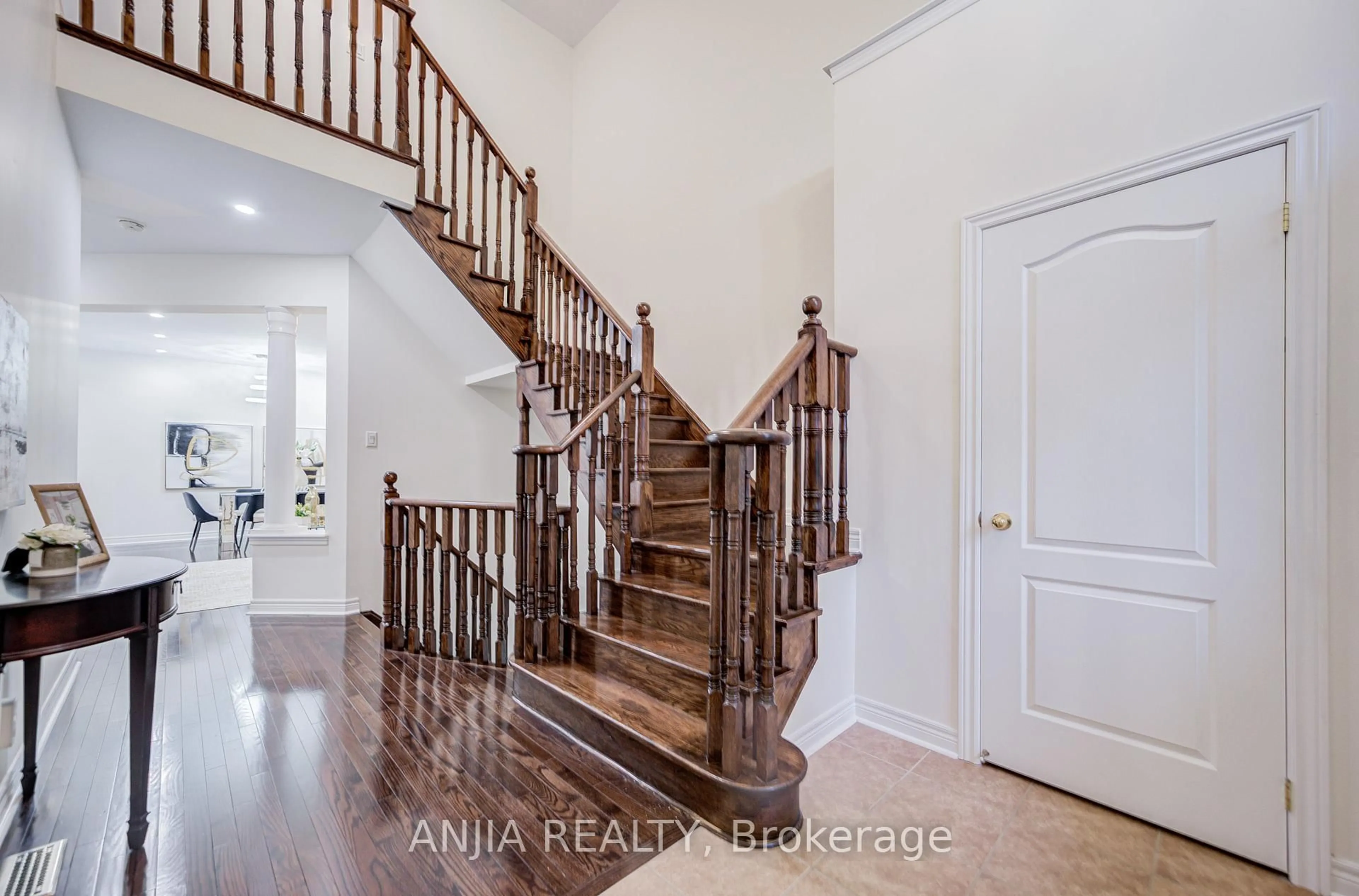 Indoor entryway for 186 Ascalon Dr, Vaughan Ontario L6A 0M8