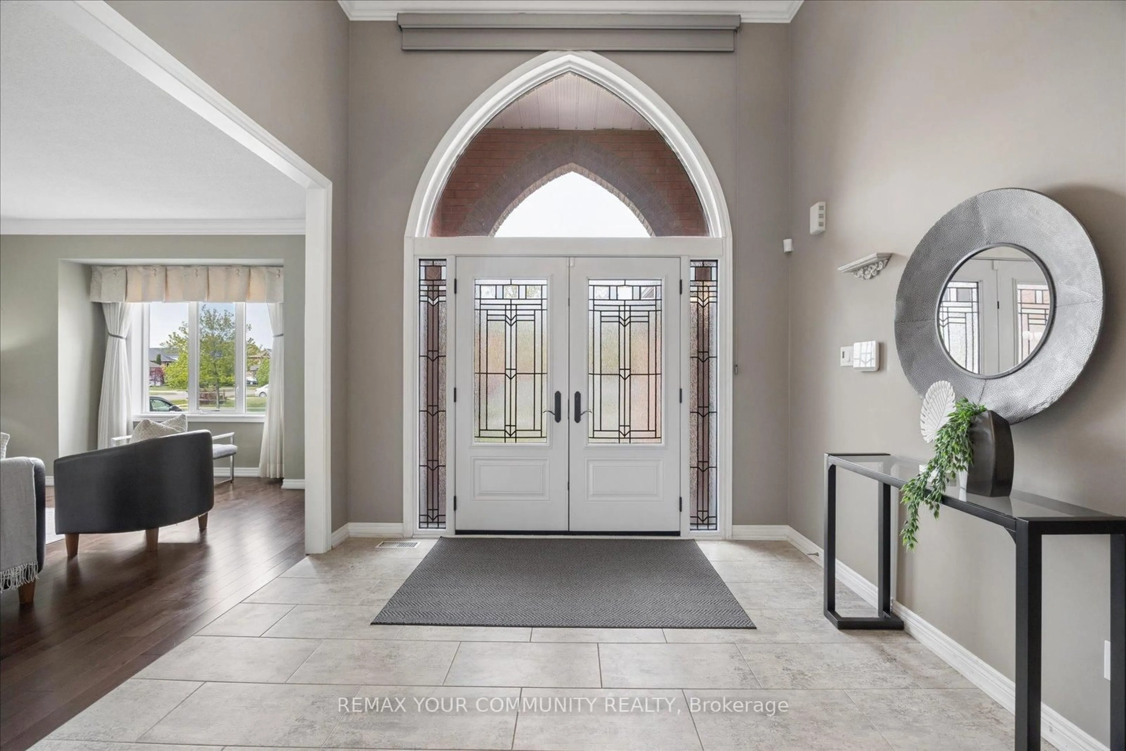 Indoor entryway for 8 Jacob Way, Whitchurch-Stouffville Ontario L4A 1L1