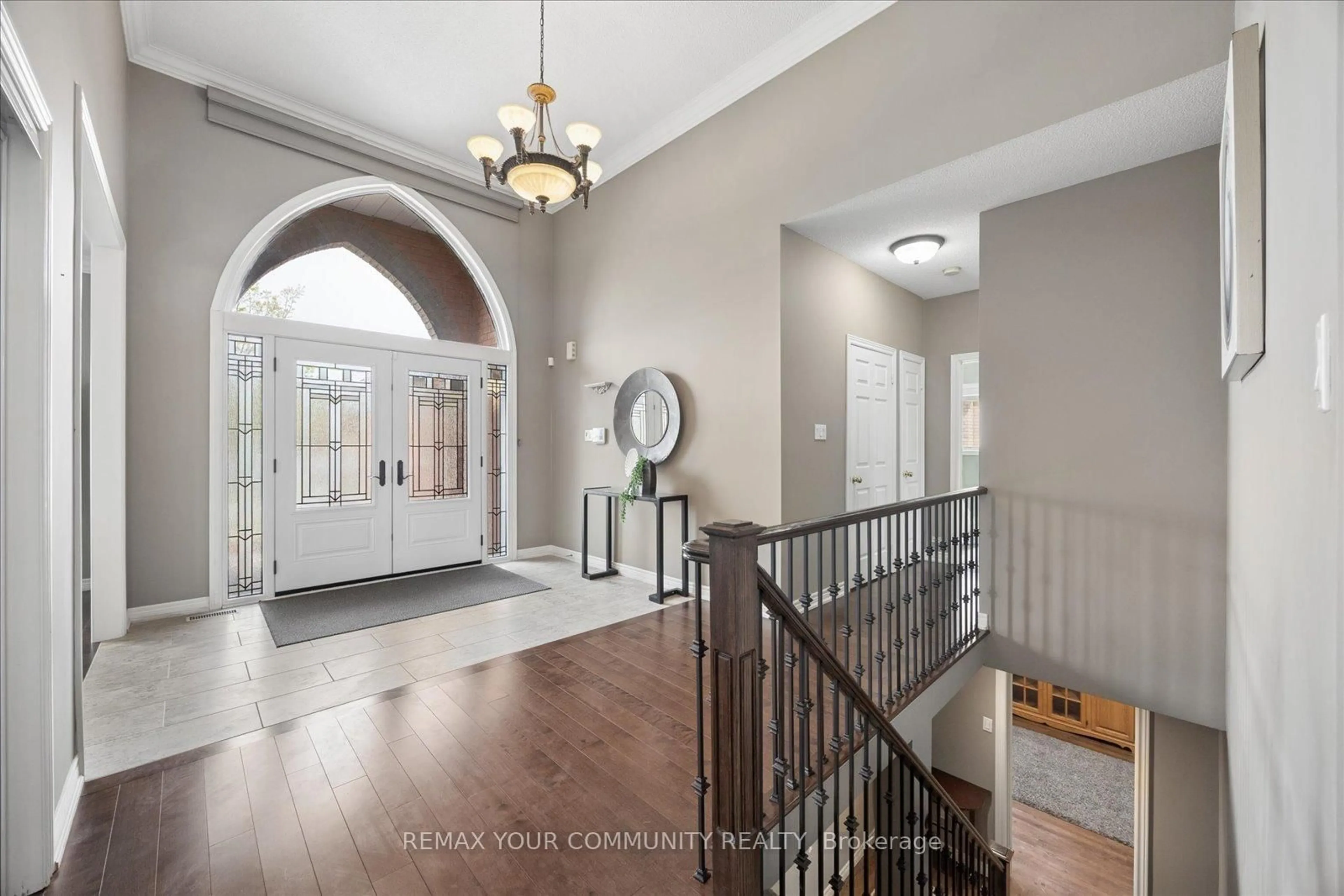 Indoor foyer for 8 Jacob Way, Whitchurch-Stouffville Ontario L4A 1L1